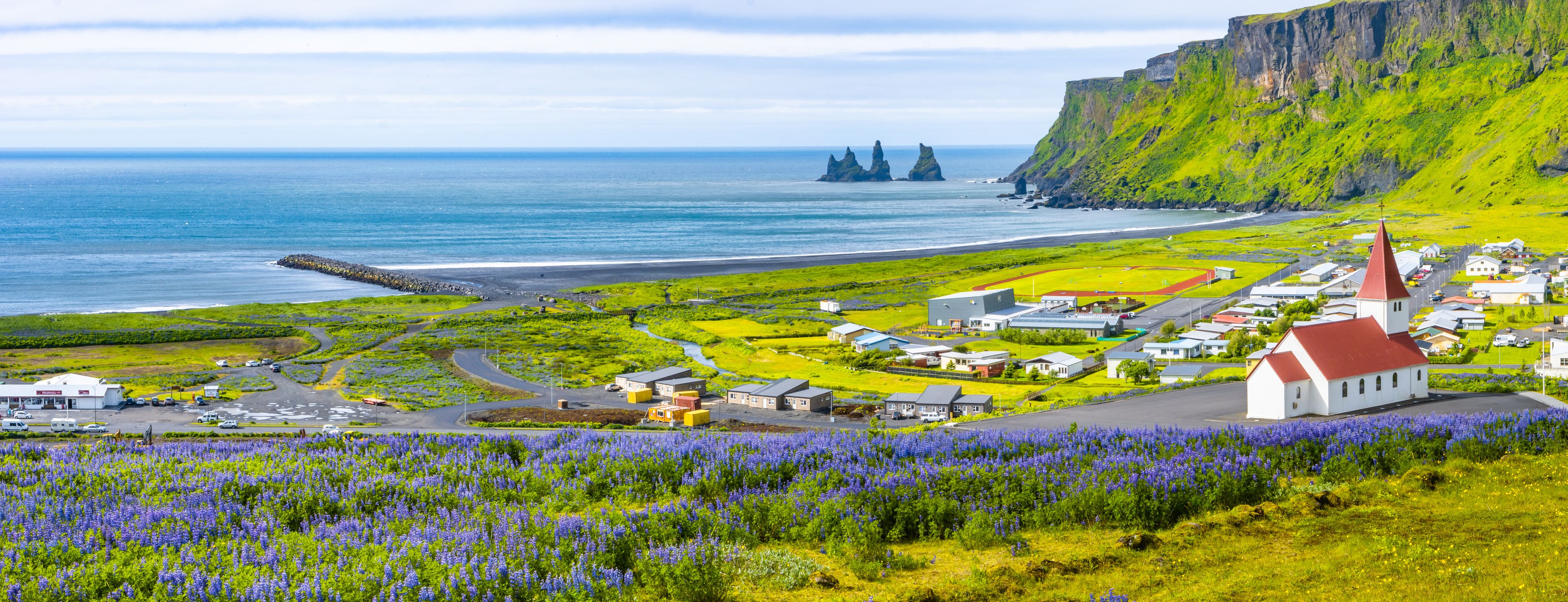 Día de verano en el pueblo de Vik, Islandia