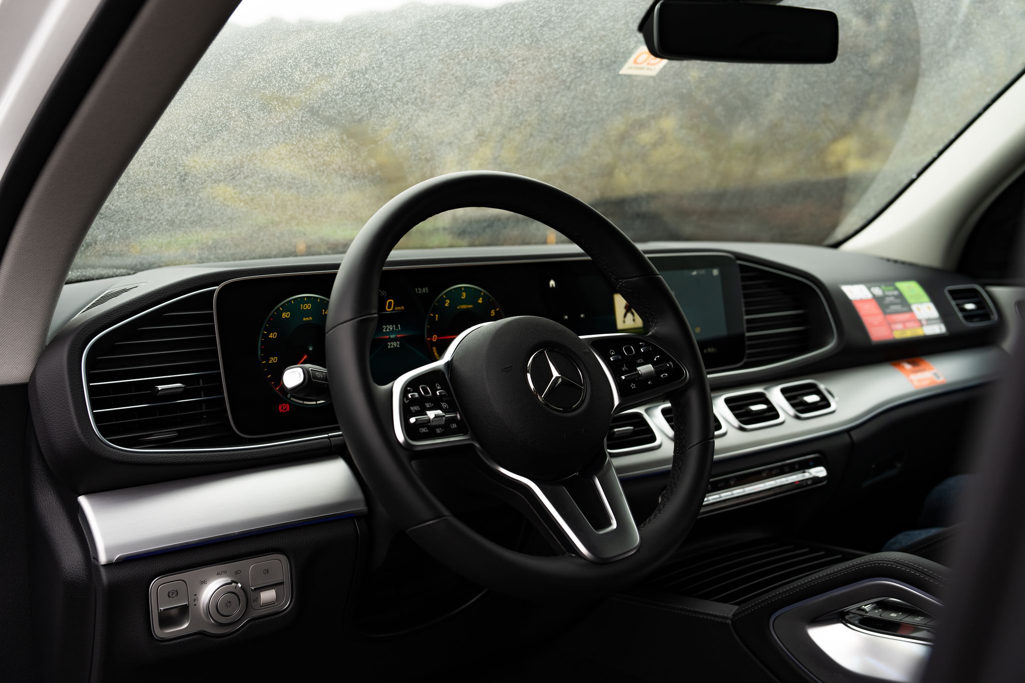 Interior do carro de aluguer Mercedes Benz GLE 350de.