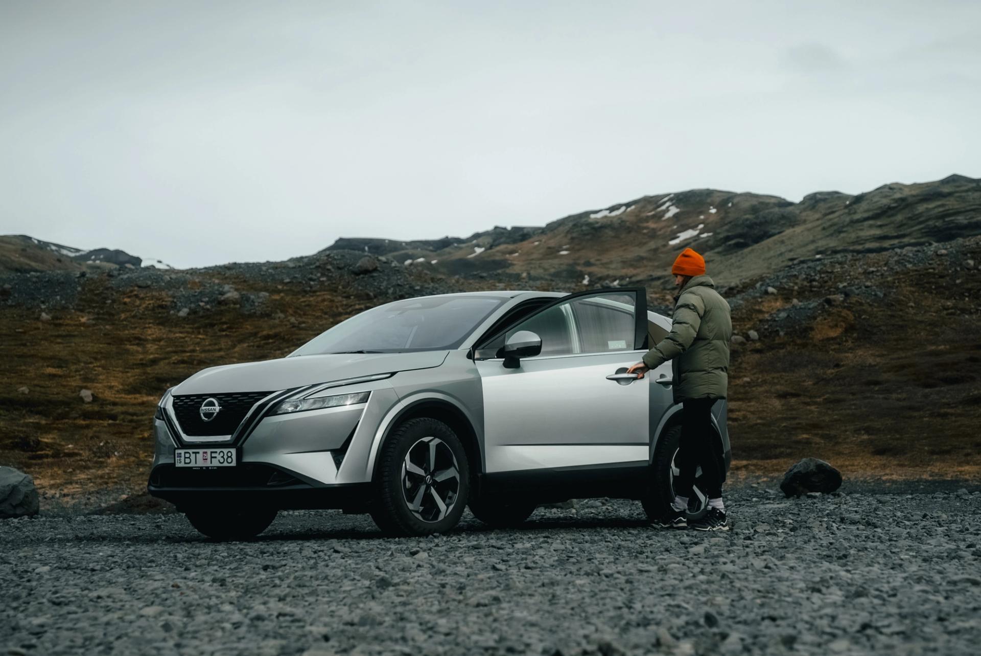 Grár Nissan Qashqai bílaleigubíll á íslandi