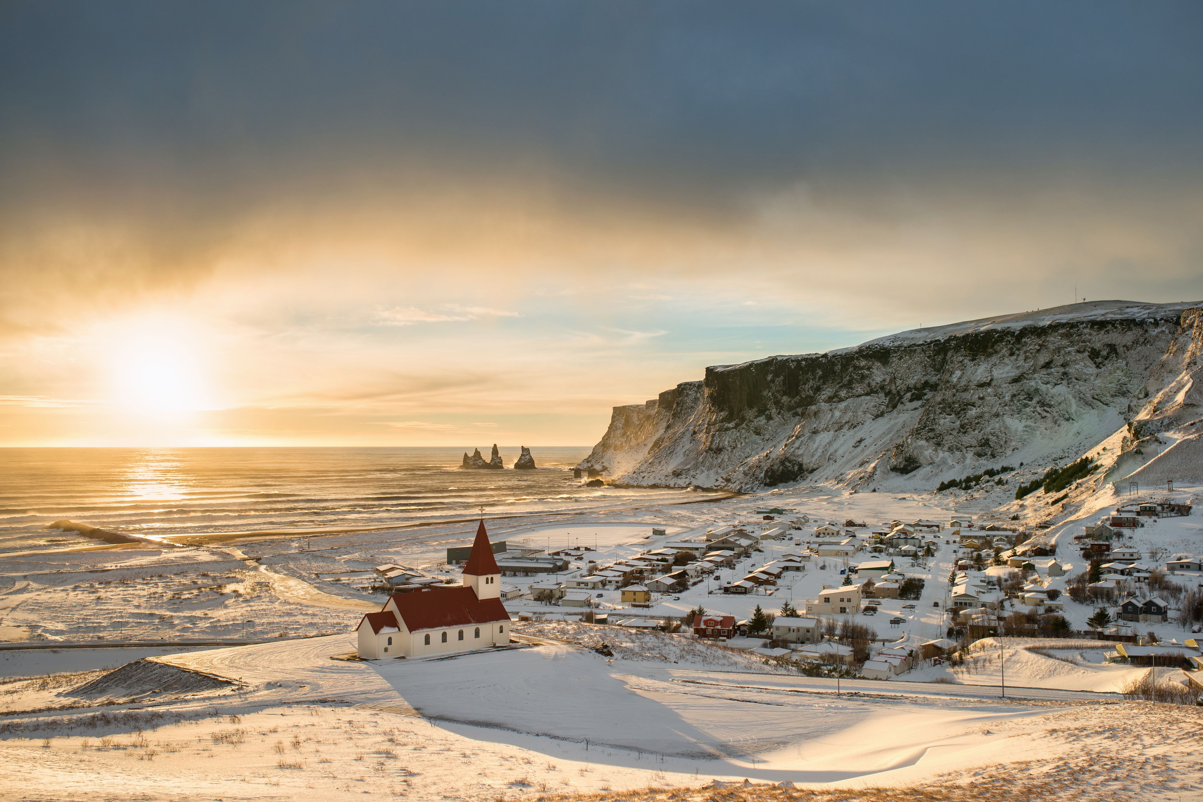 Vista de Vík durante el invierno con el sol poniéndose