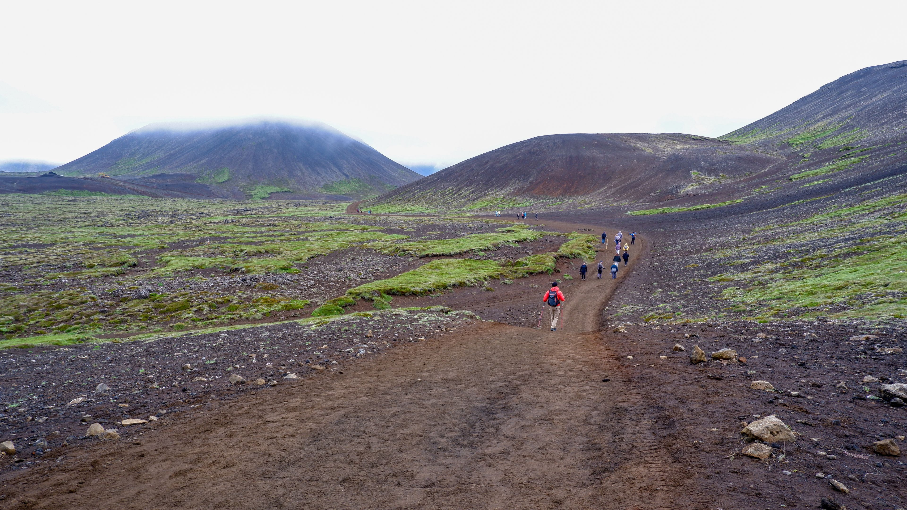 Gente caminando el sendero del volcán Fagradalsfjall, Islandia