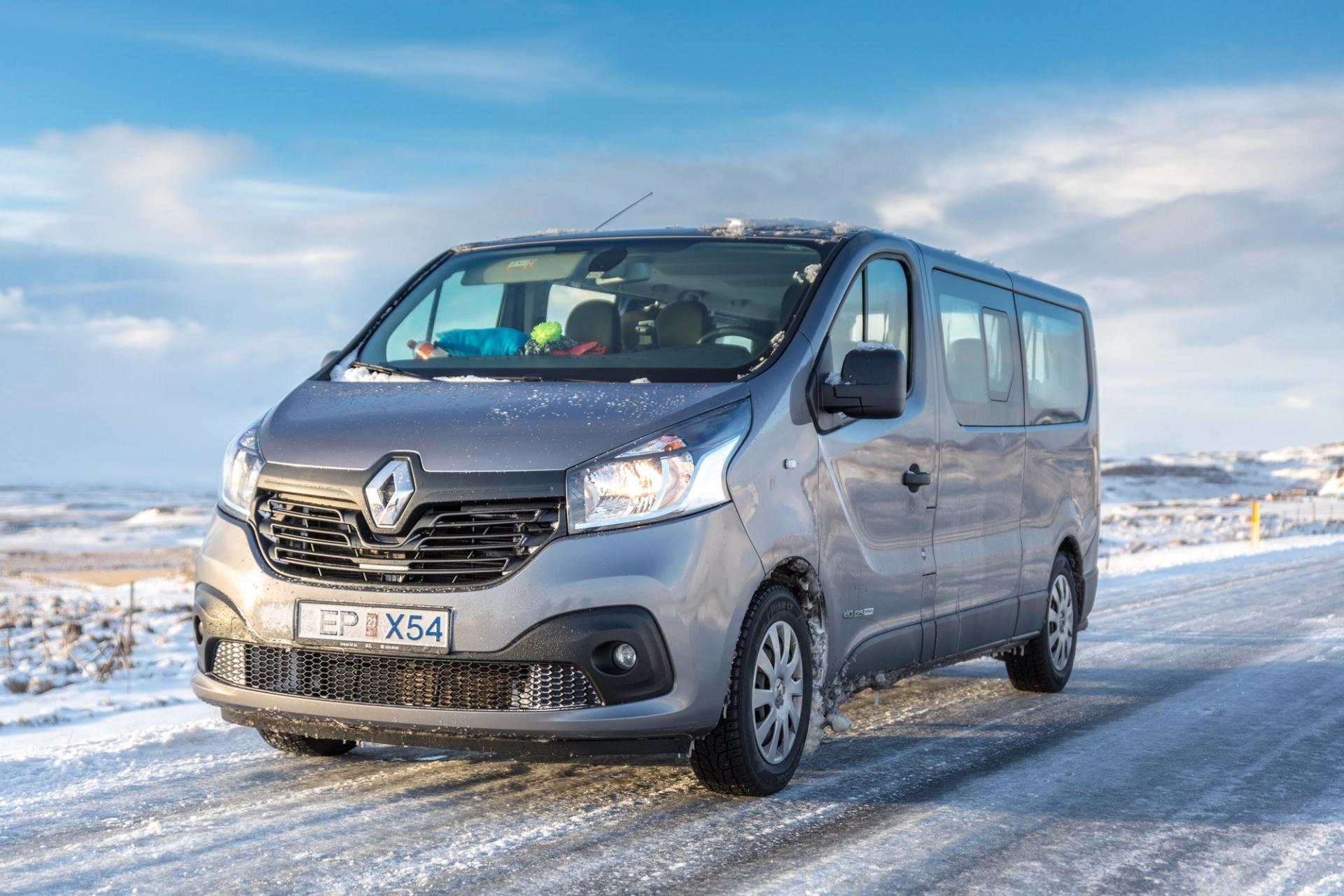 Grauer Renault Trafic Mietauto-Van mit Go Car Rental
