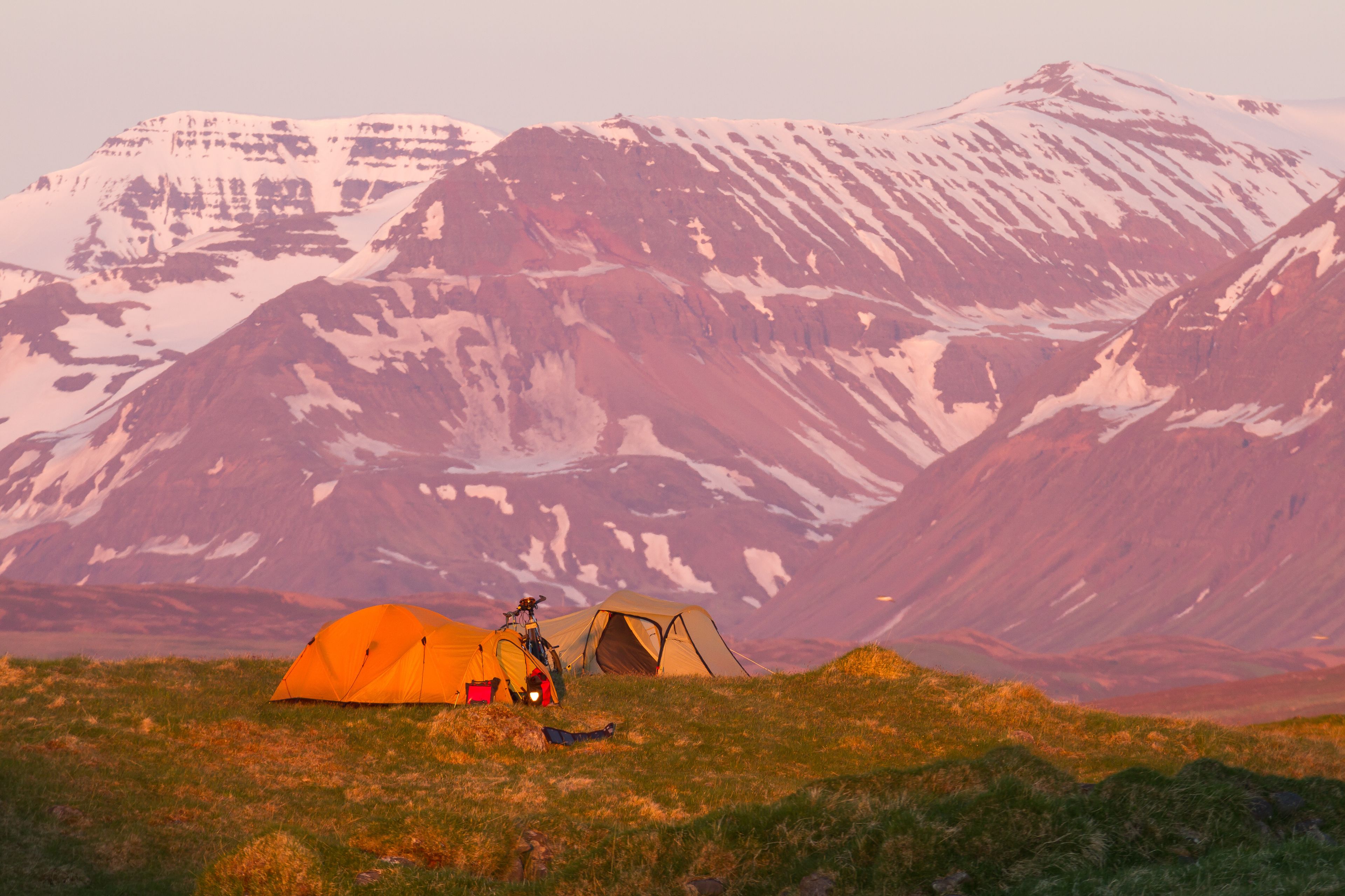 Dos tiendas de campaña en Islandia durante el Sol de Medianoche