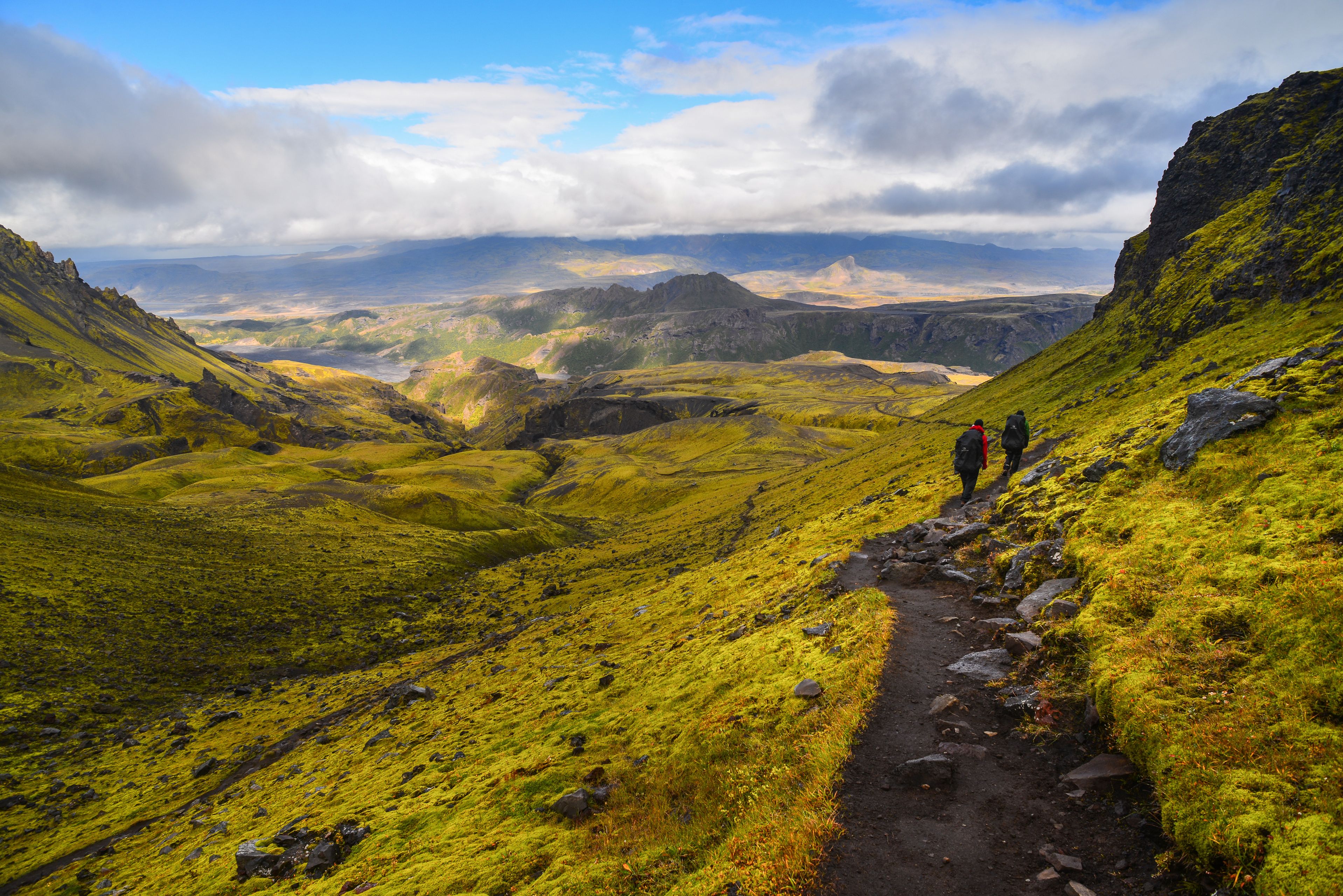 Two people hiking the Fimmvörðuháls Pass 