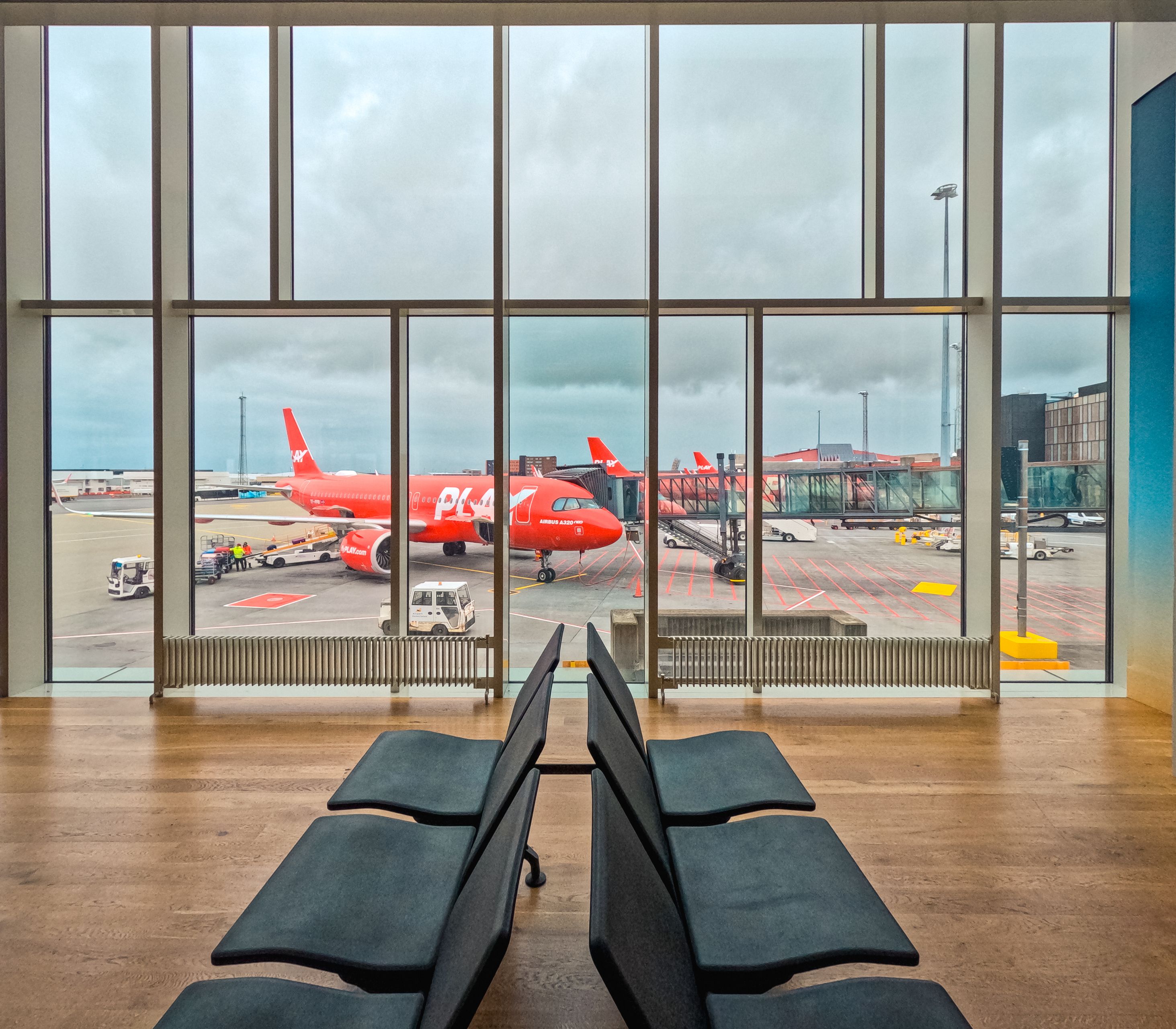 Aeropuerto de Keflavik con un avión rojo de la compañía aéra Play