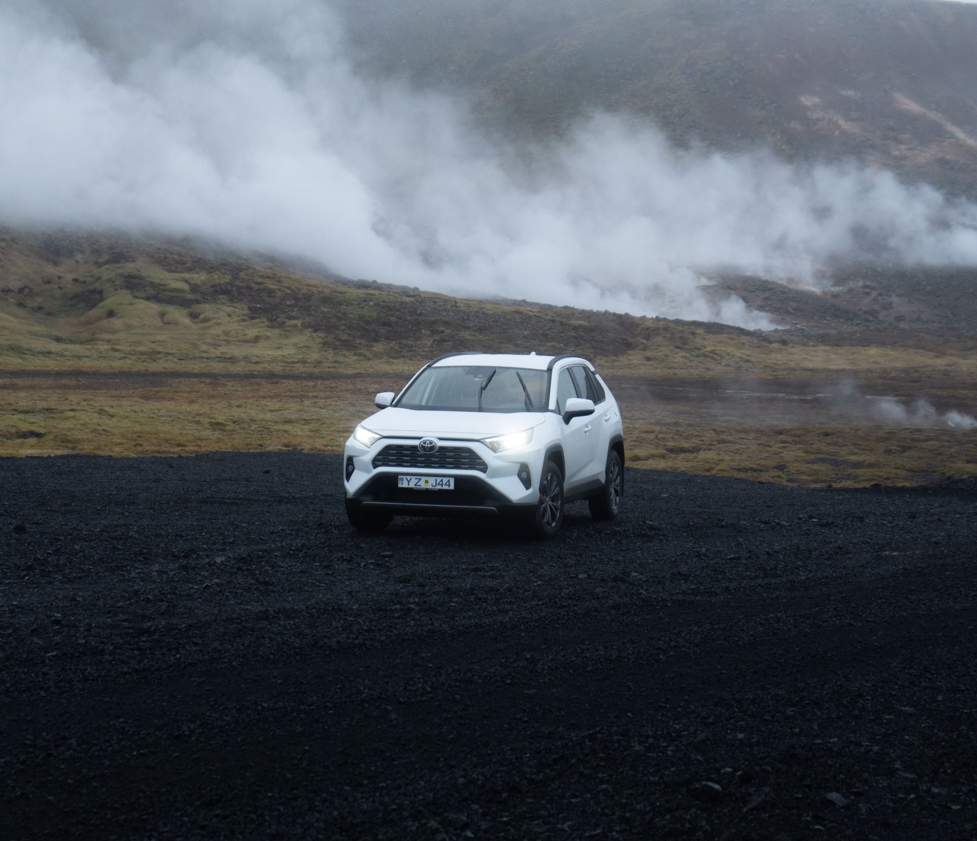 Ein geparkter Toyota Rav4-Mietwagen, bereit für Abenteuer in Island