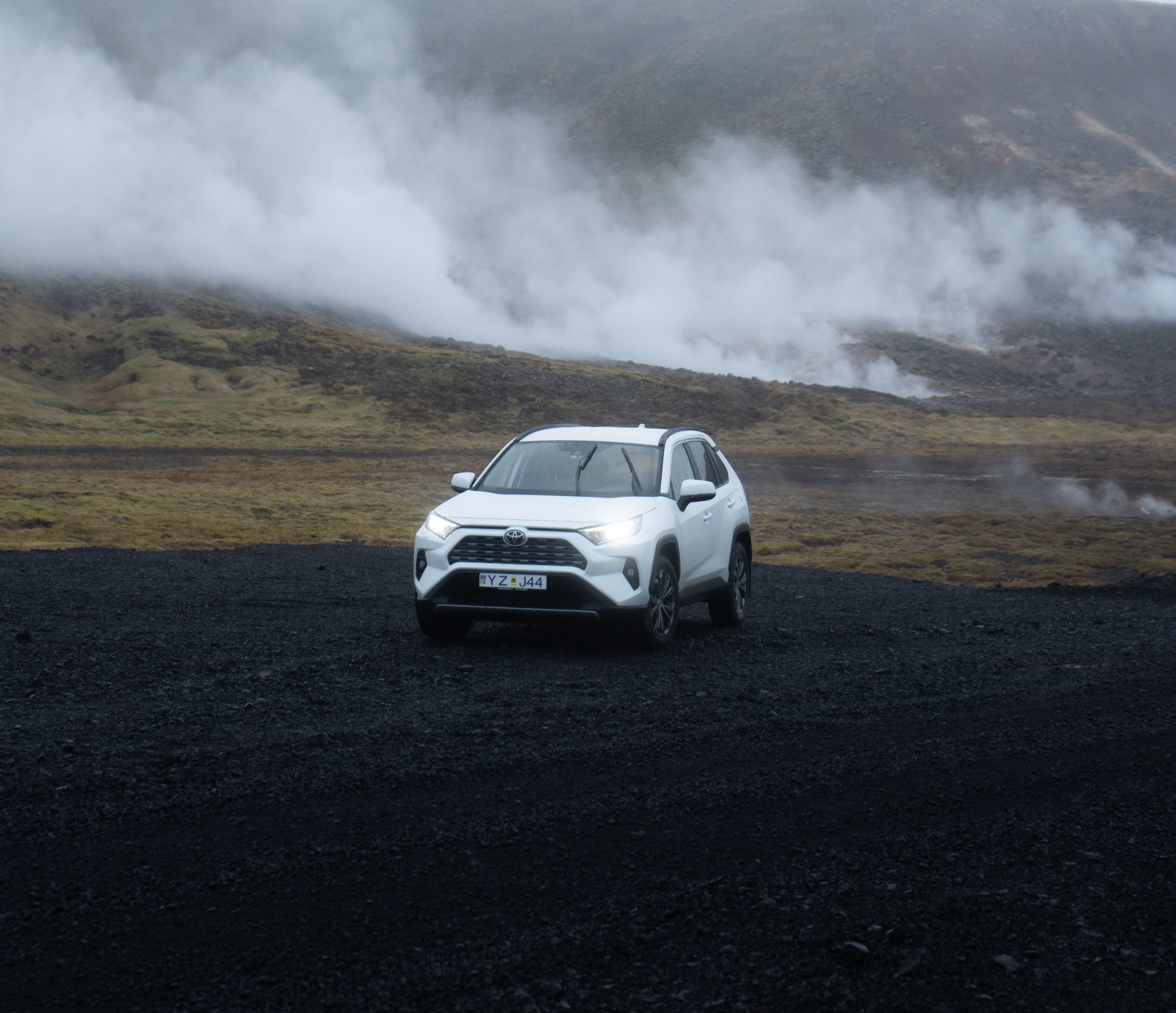 Une voiture de location Toyota Rav4 garée et prête pour les aventures en Islande