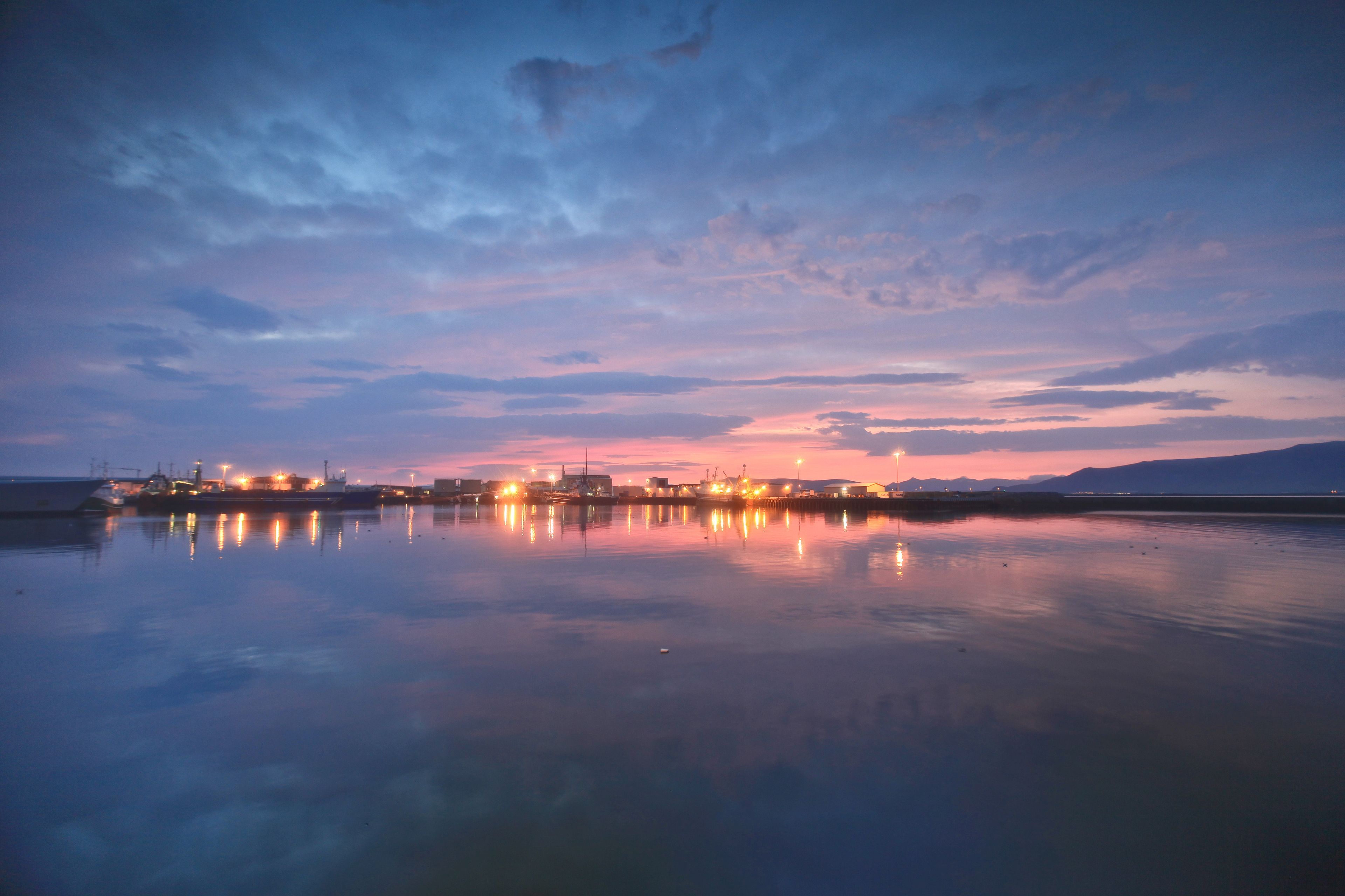 Vista de un puerto en Reykjavik bajo el Sol de Medianoche