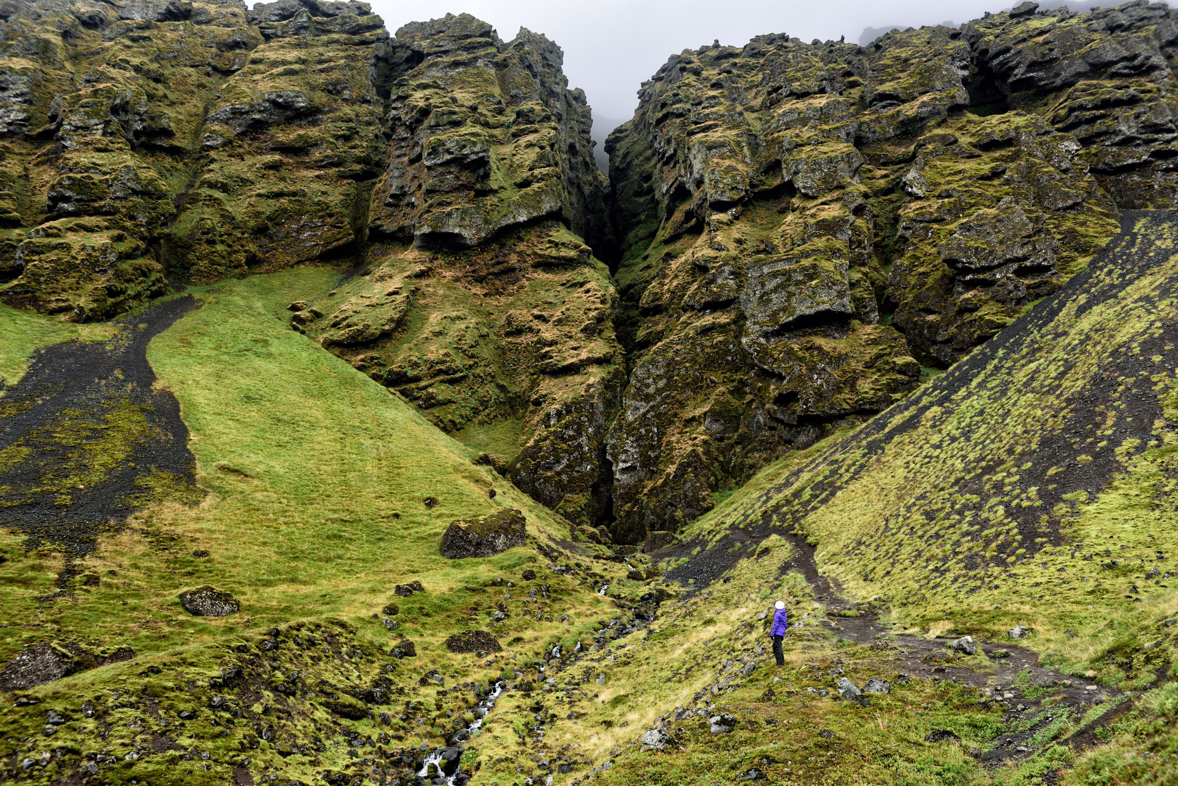 Senderista visitando el cañón de Raudfeldsgja en Islandia