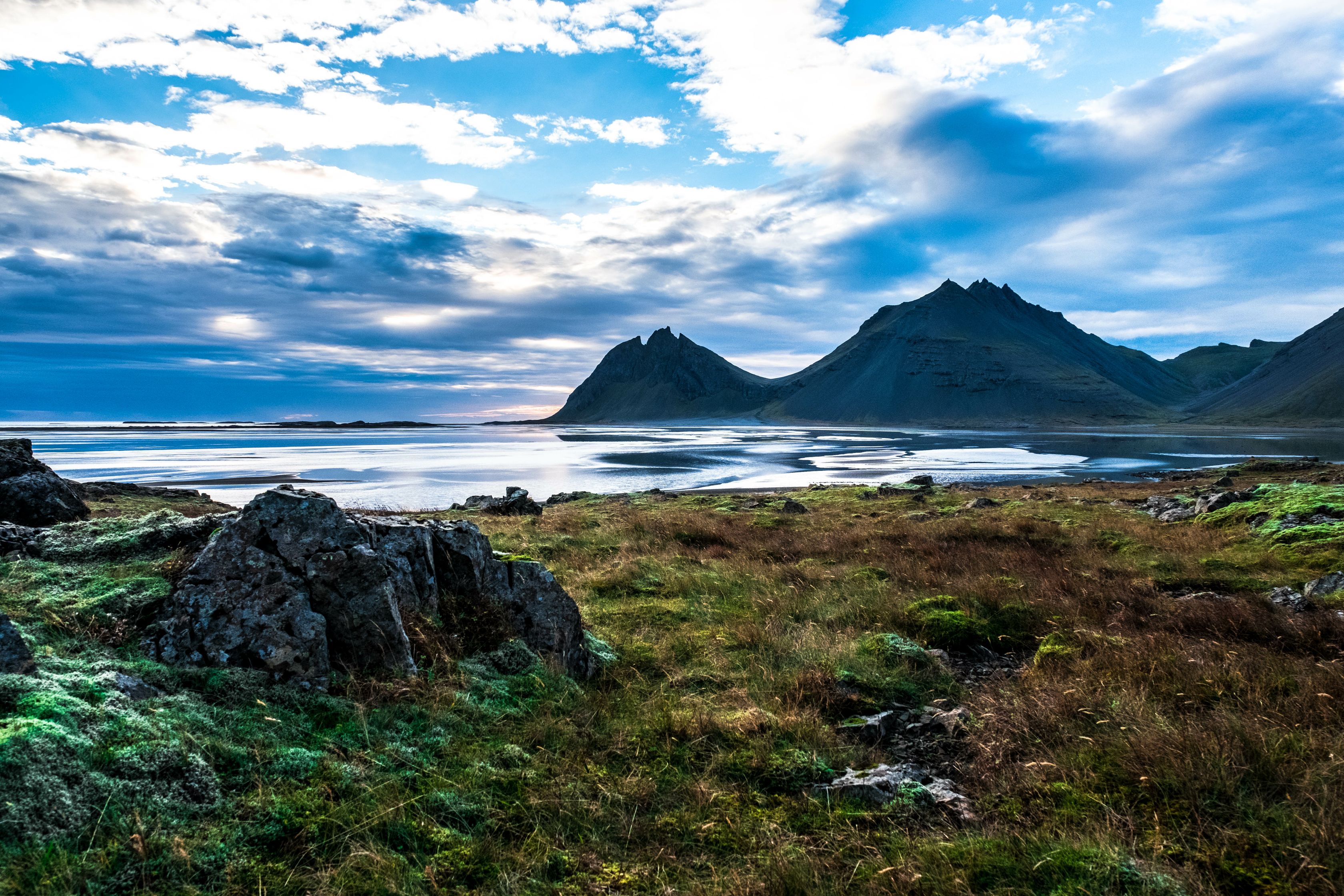 Lago y montaña en el este de Islandia