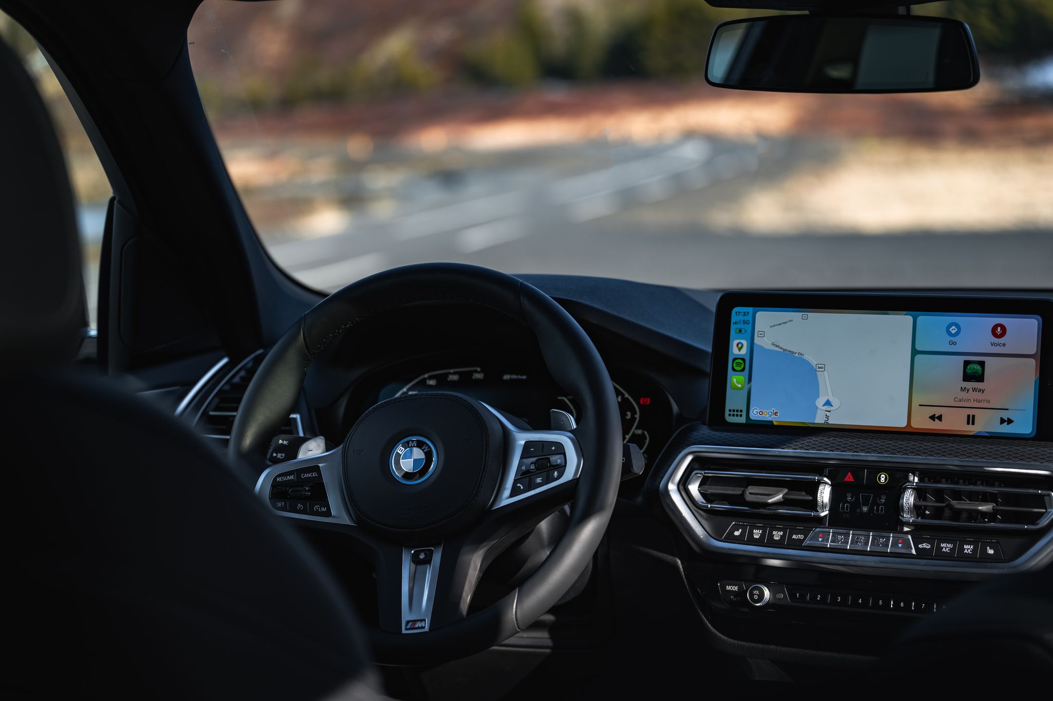 Photo du siège arrière de la BMW X3 montrant le tableau de bord et la roue