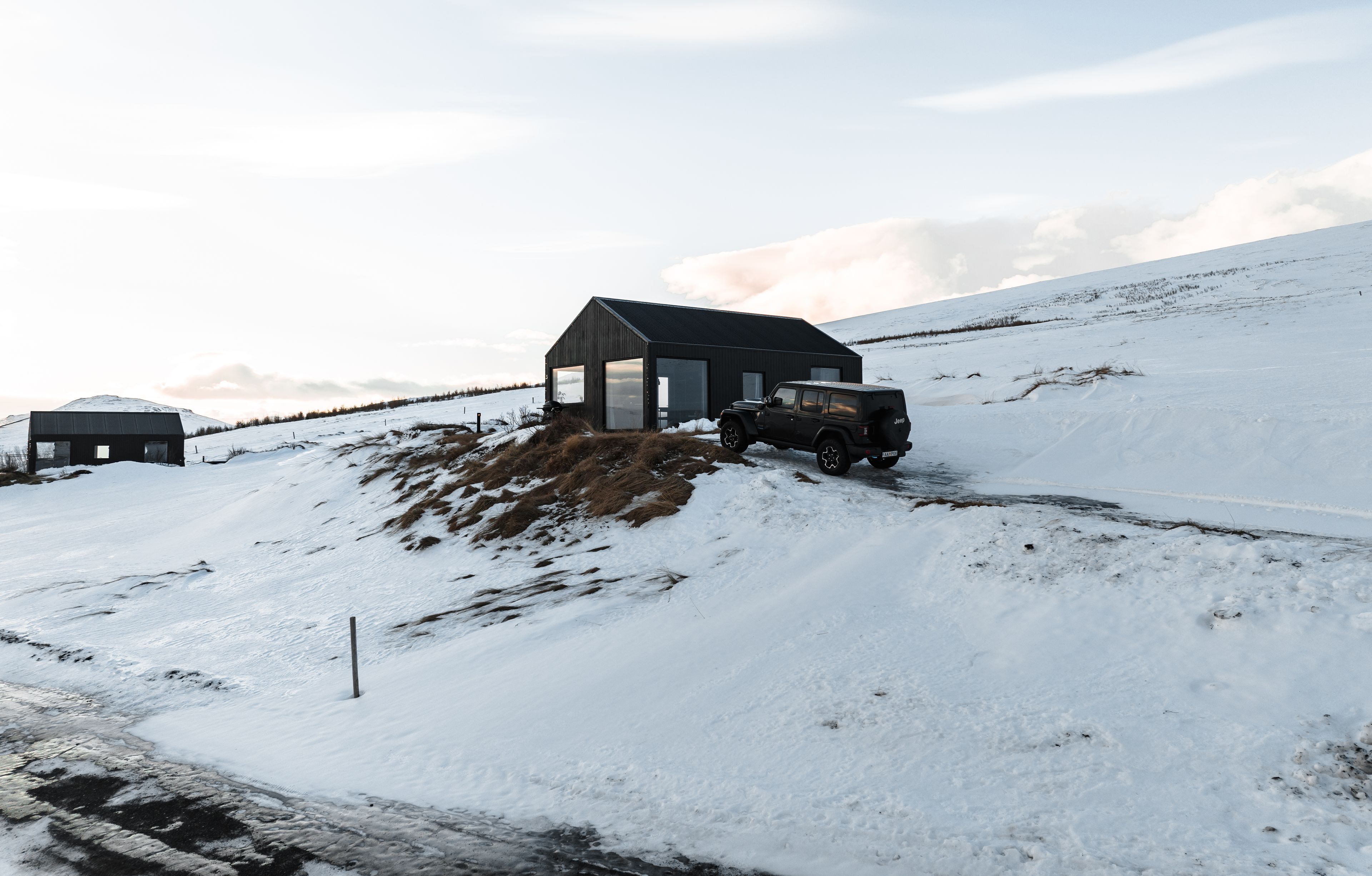 Ein Bild eines Mietwagens in der Nähe einer Unterkunftshütte im November in Island