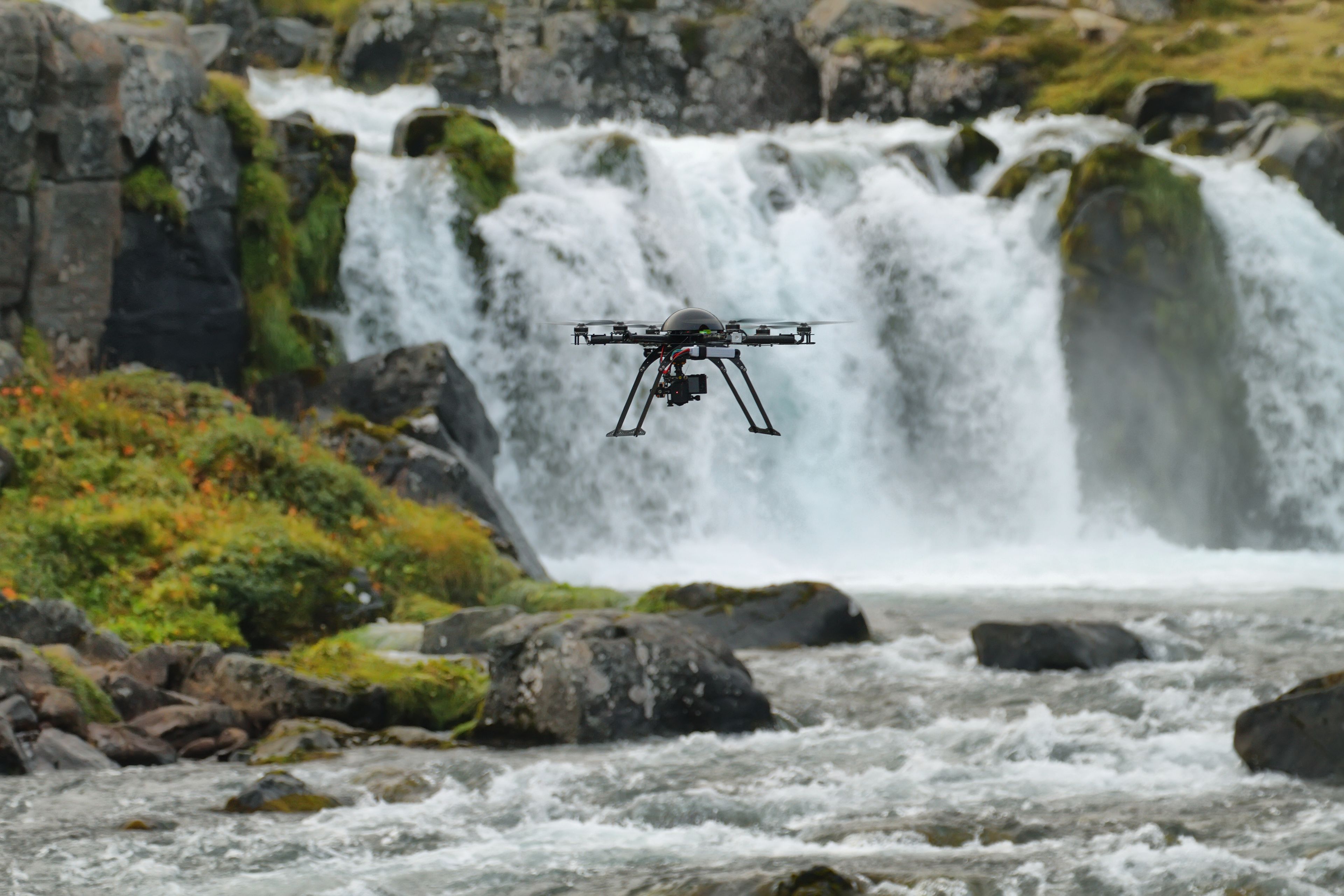 Drone en frente de Dynjandi