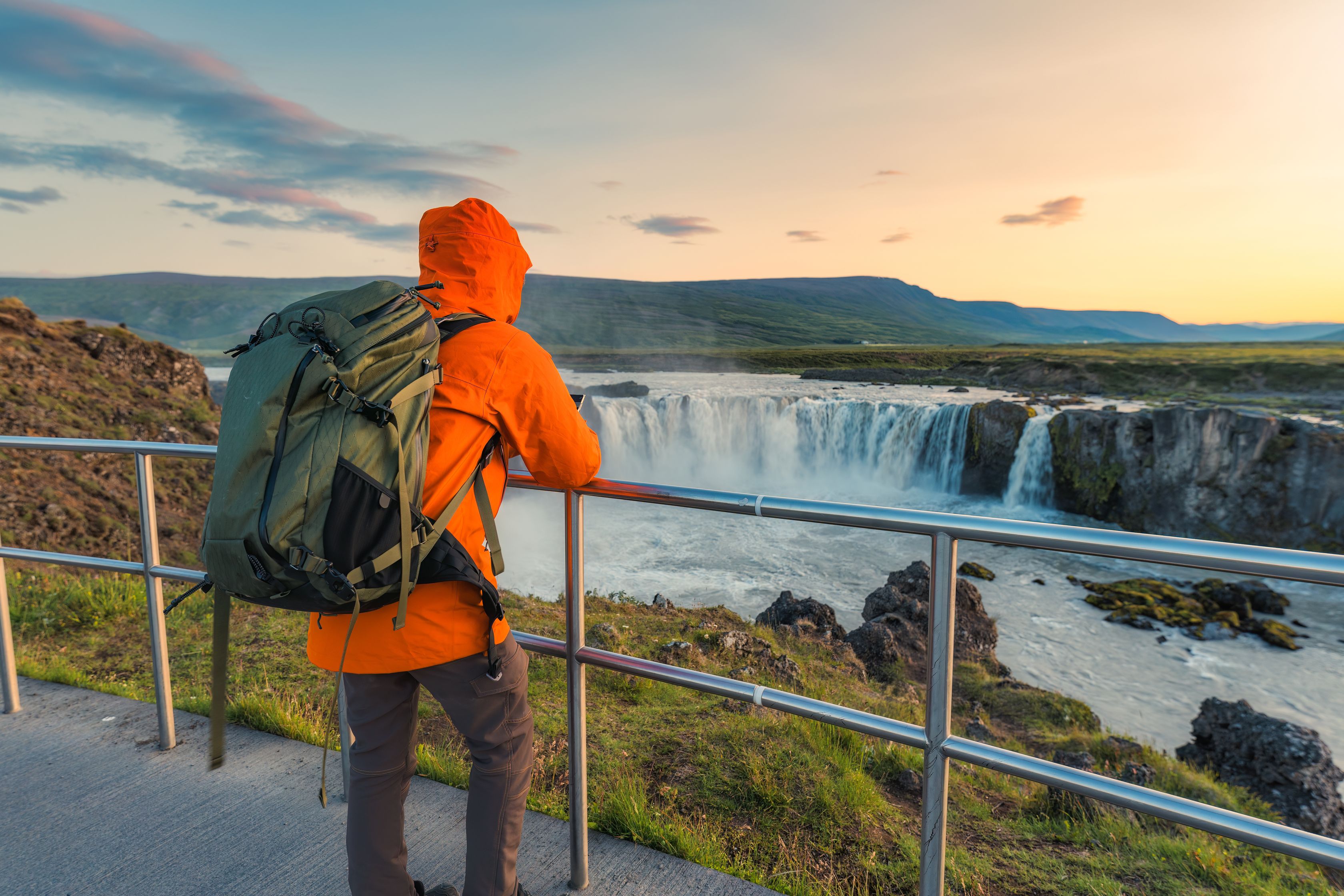 Hombre admirando una cascada en Islandia