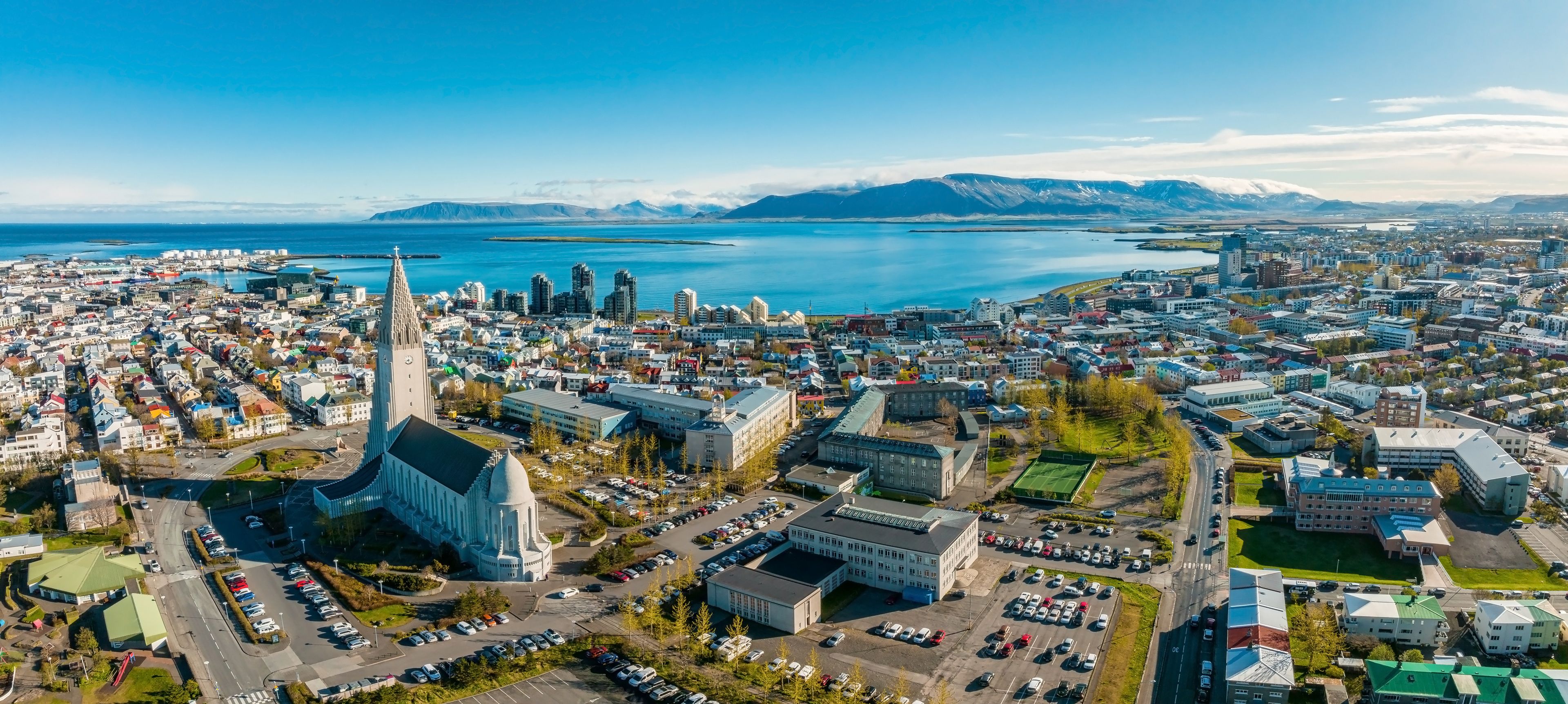 Panorámica de Reikiavik en un día soleado