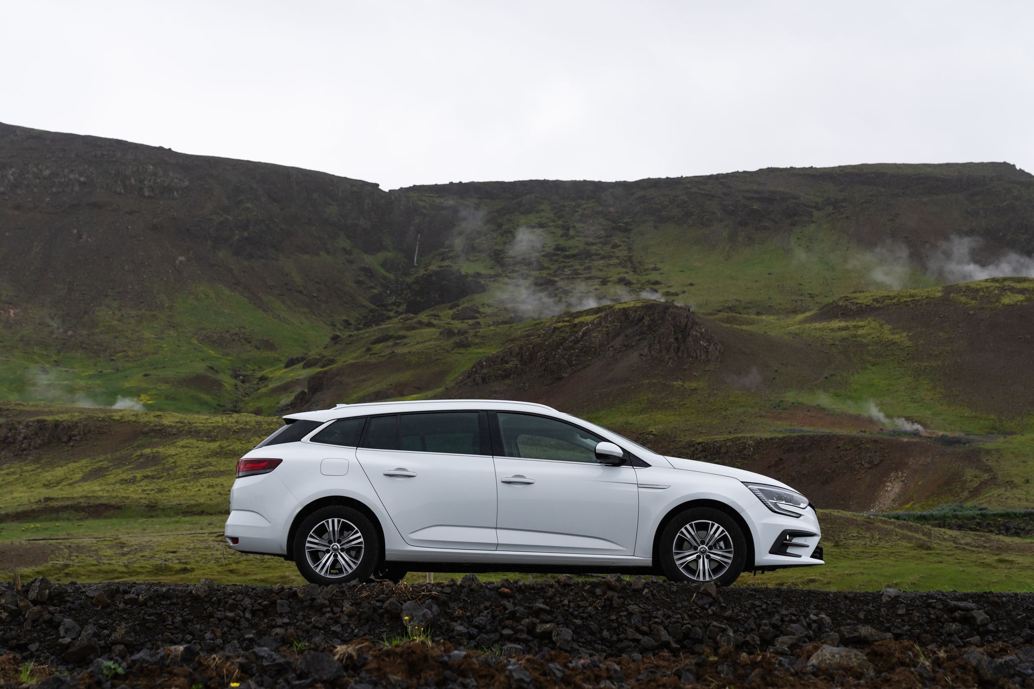 宽敞舒适的雷诺梅甘娜租赁车，来自冰岛Go Car Rental。