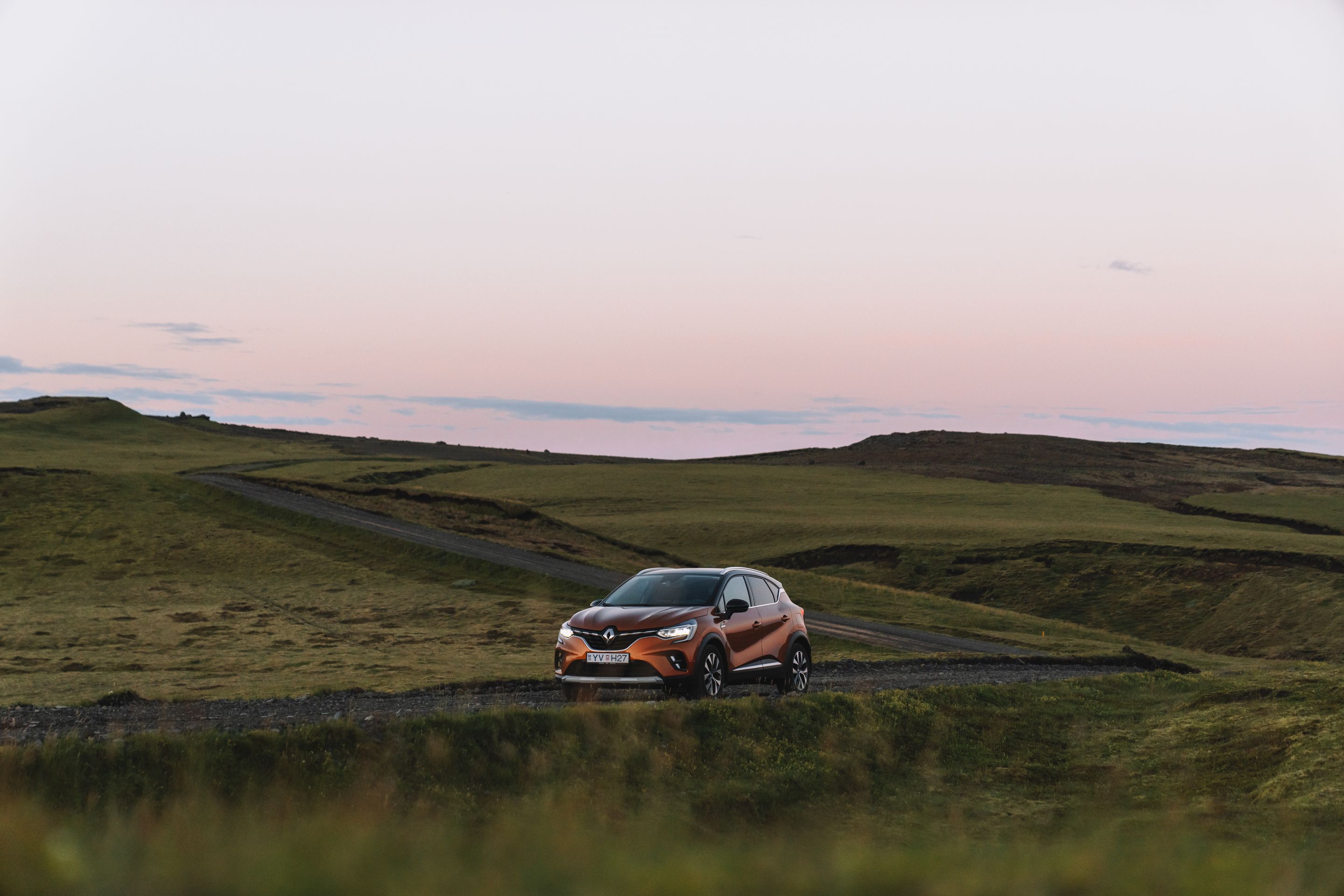 一辆中型租赁汽车从高卡租车公司轻松地穿越冰岛壮丽的风景。