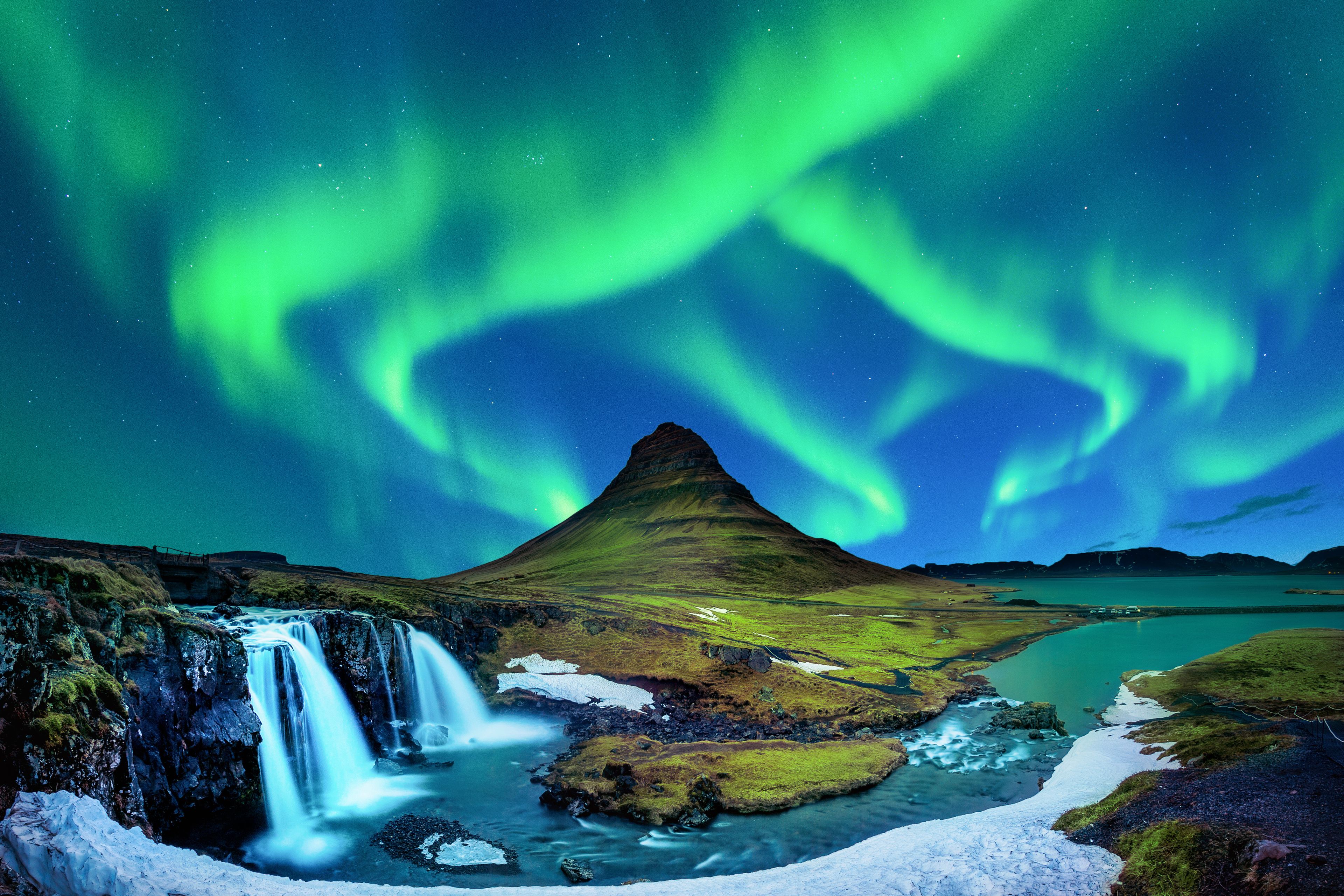 Picture of the Northern Lights over Kirkjufell mountain in Iceland