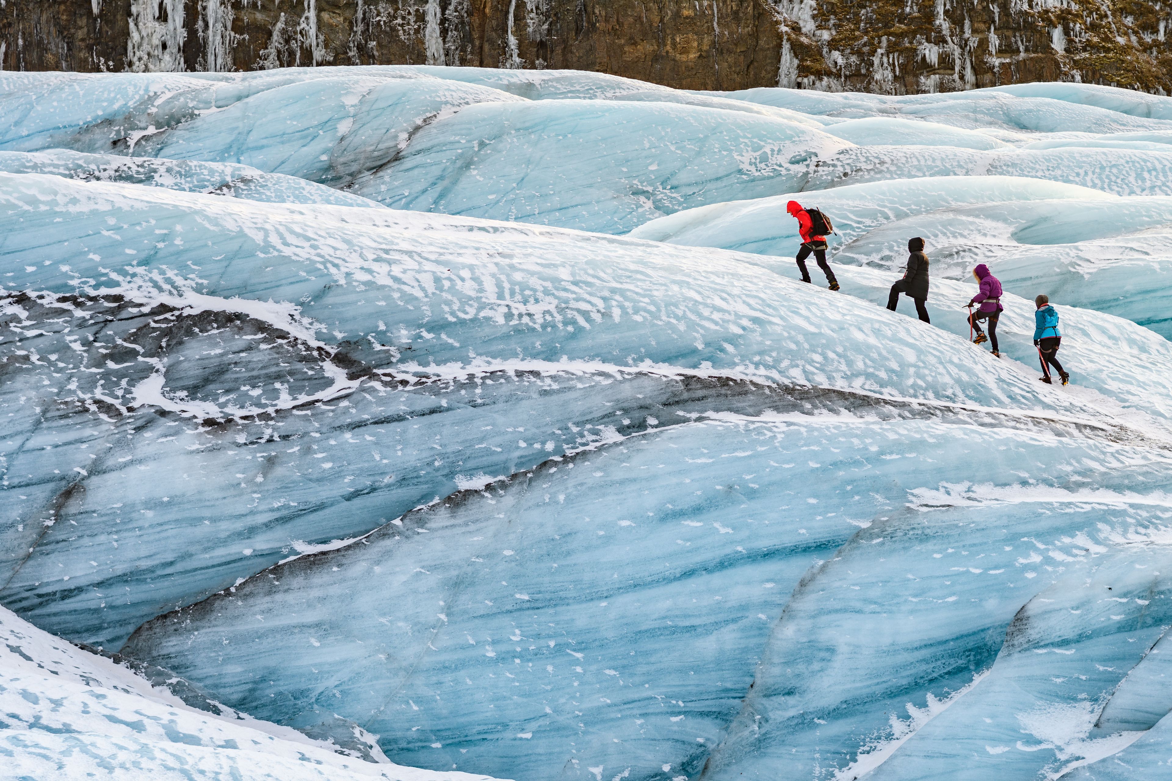 Grupo de montañeros haciendo senderismo por un glaciar en Vatnajokull