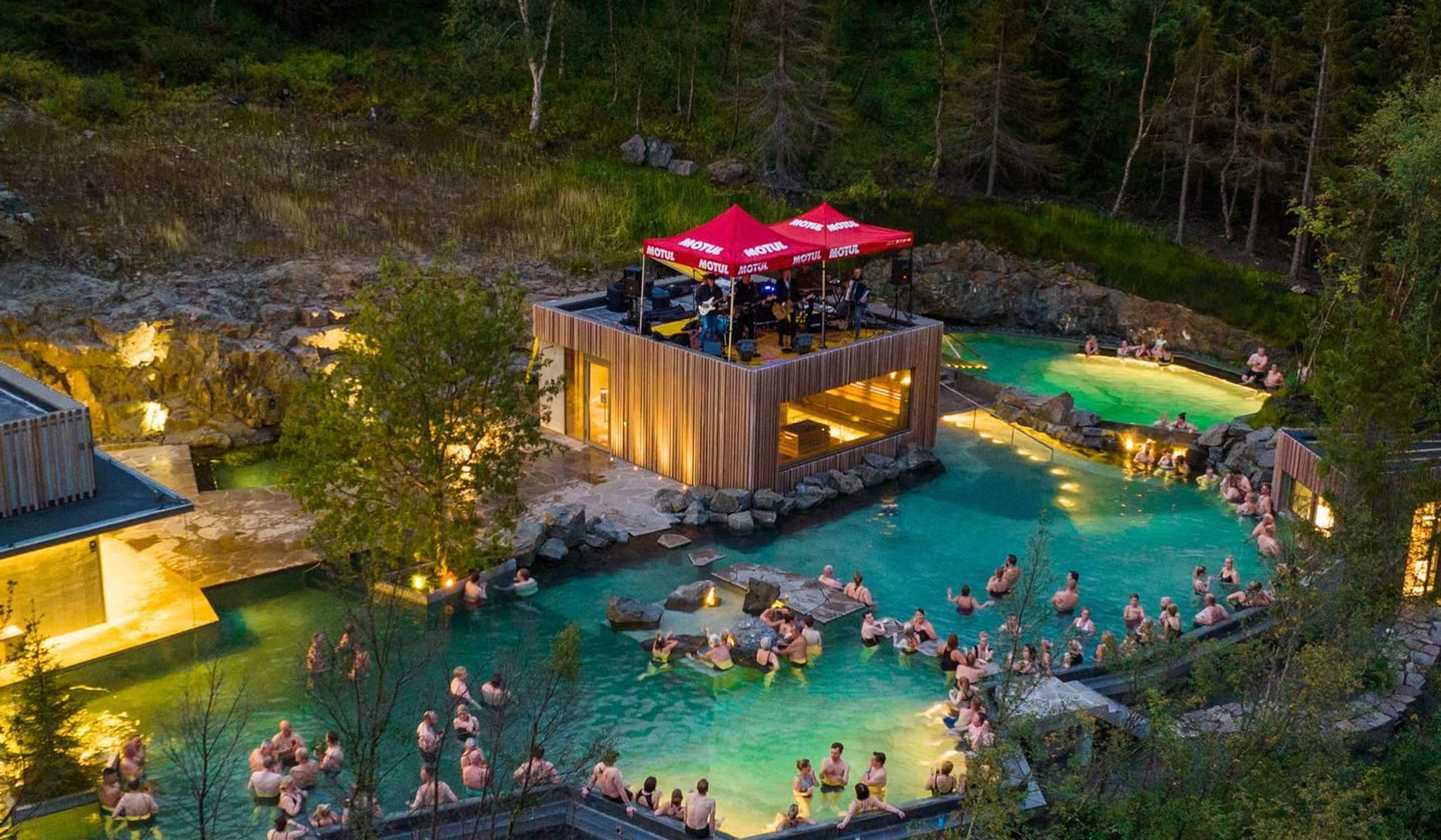 Gente de fiesta en el Forest Lagoon de Islandia