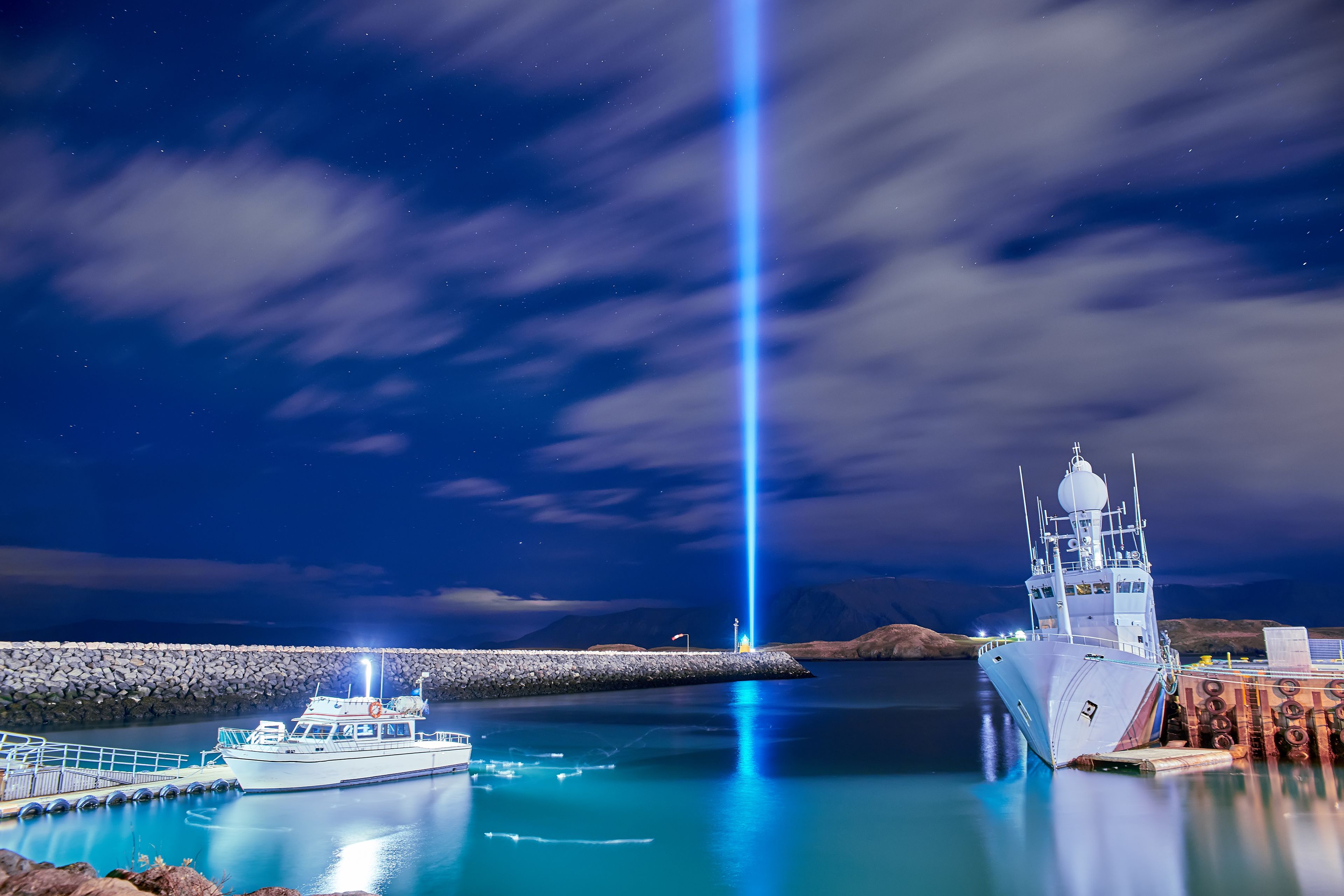 Beleuchtung des Imagine Peace Tower in Reykjavik an John Lennons Geburtstag