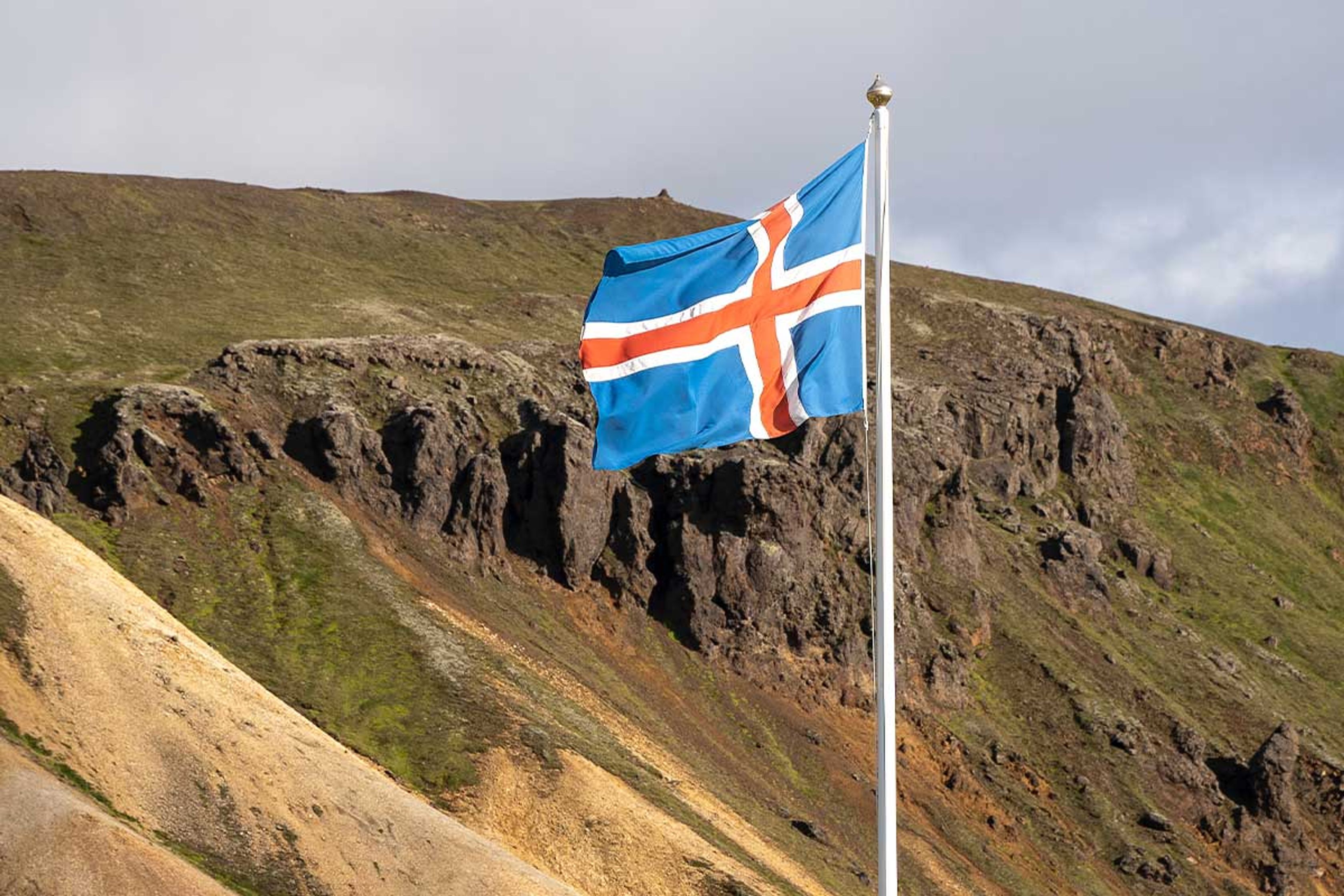 La bandera de Islandia en mitad de un paisaje