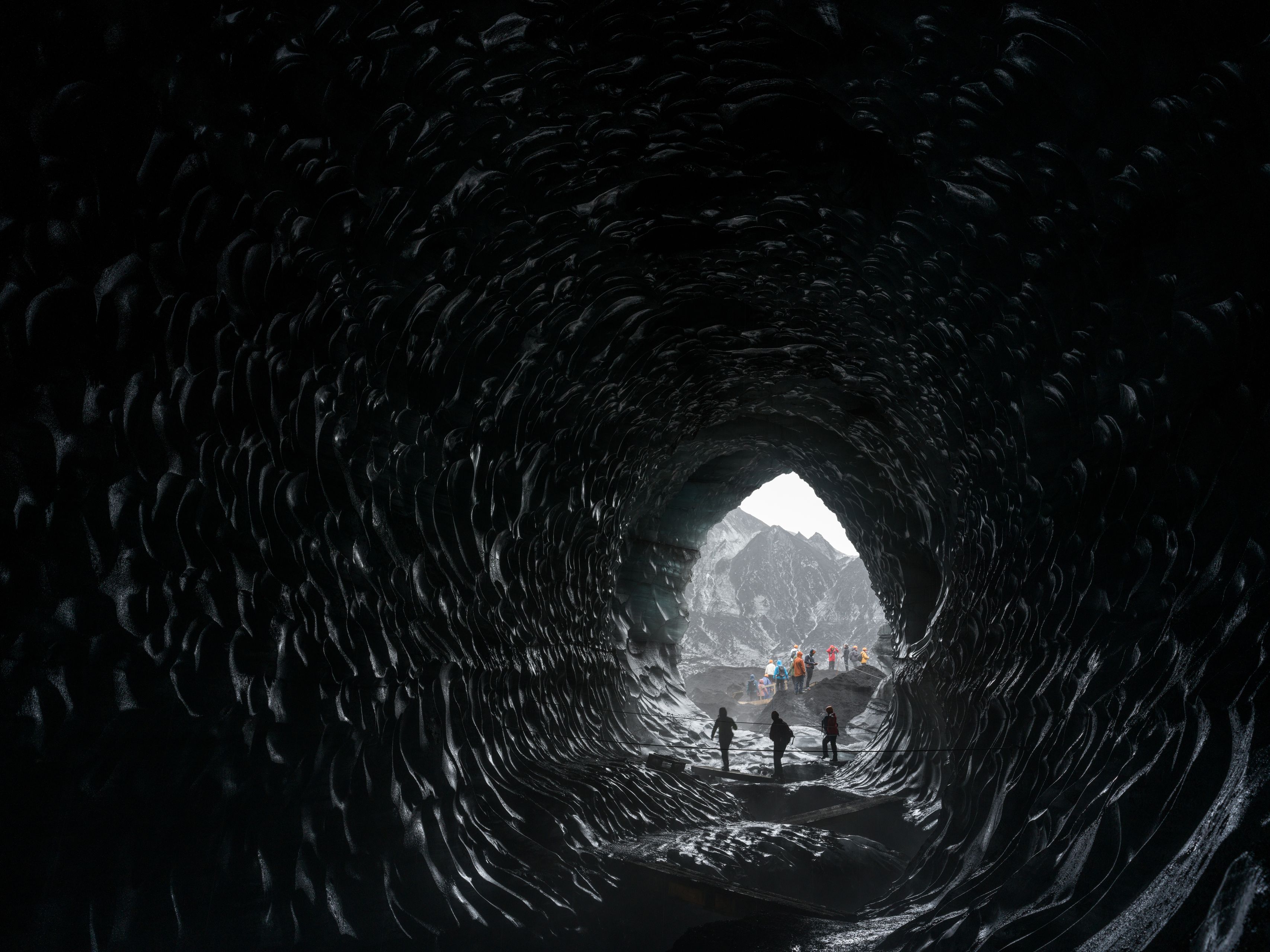 Tres personas dentro de la cueva de hielo de Katla