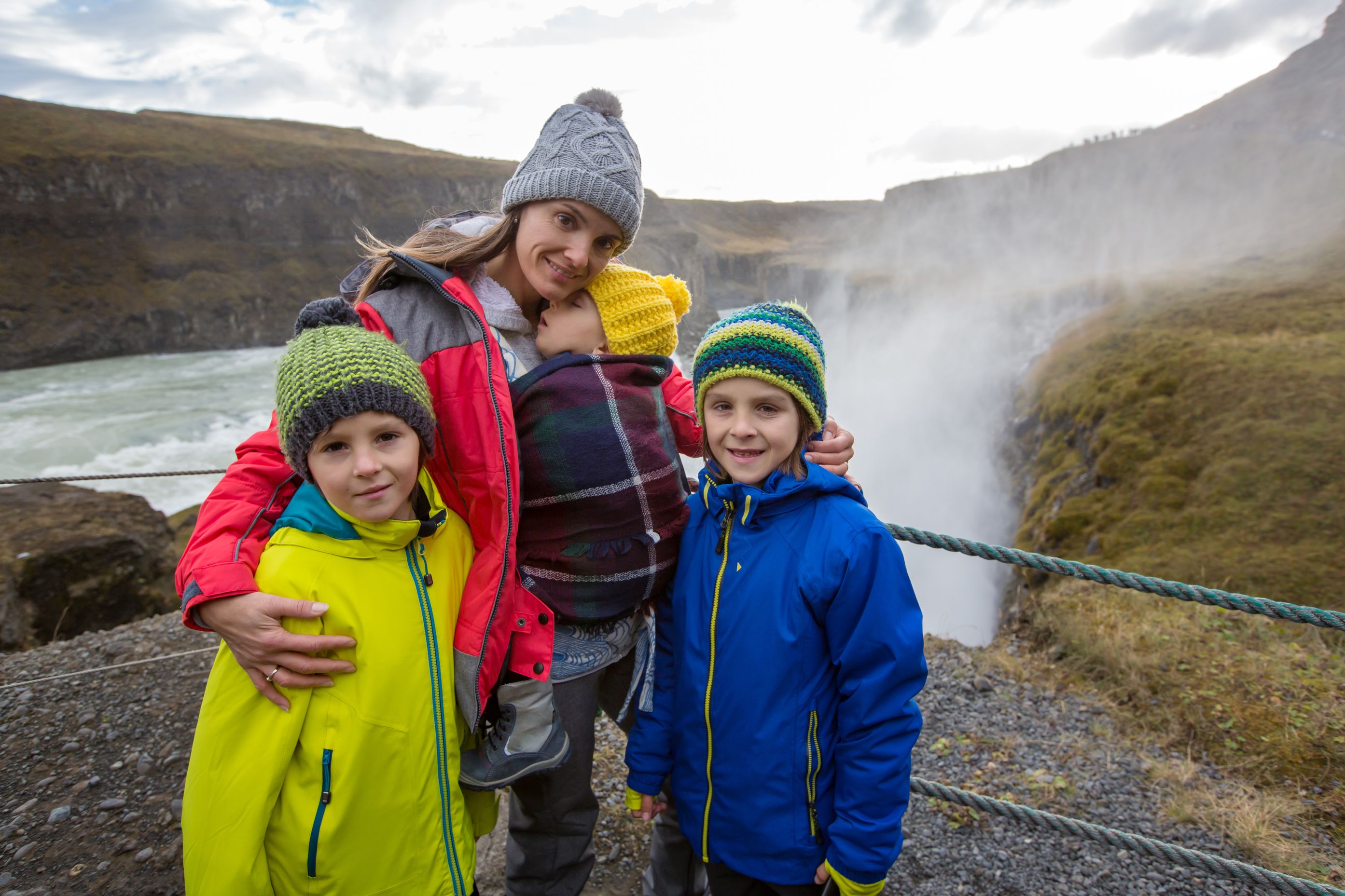 Una madre con sus tres hijos en la cascada de Gullfoss en Islandia