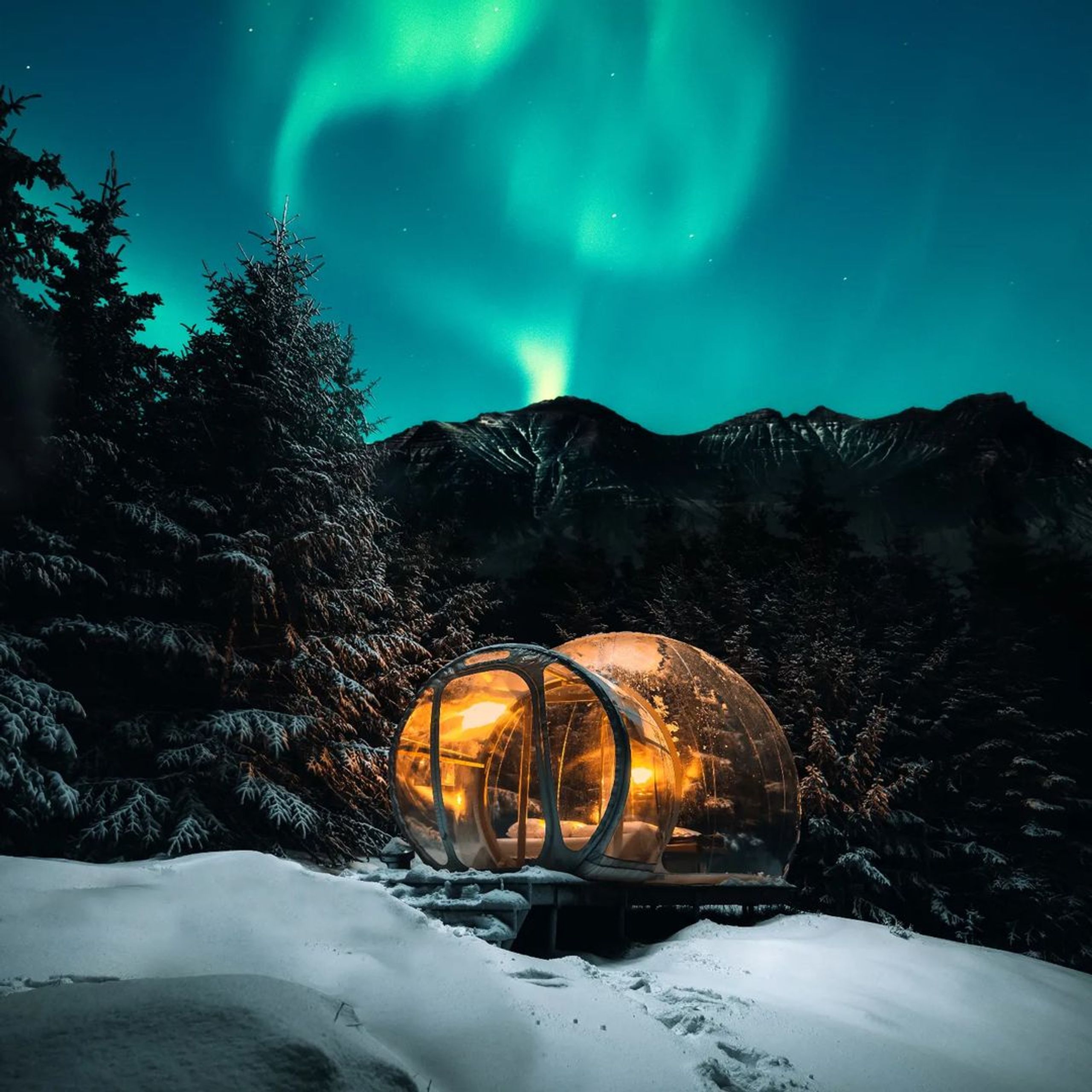bed in a bubble where you can sleep to fully enjoy the northern lights and the landscapes of Iceland 