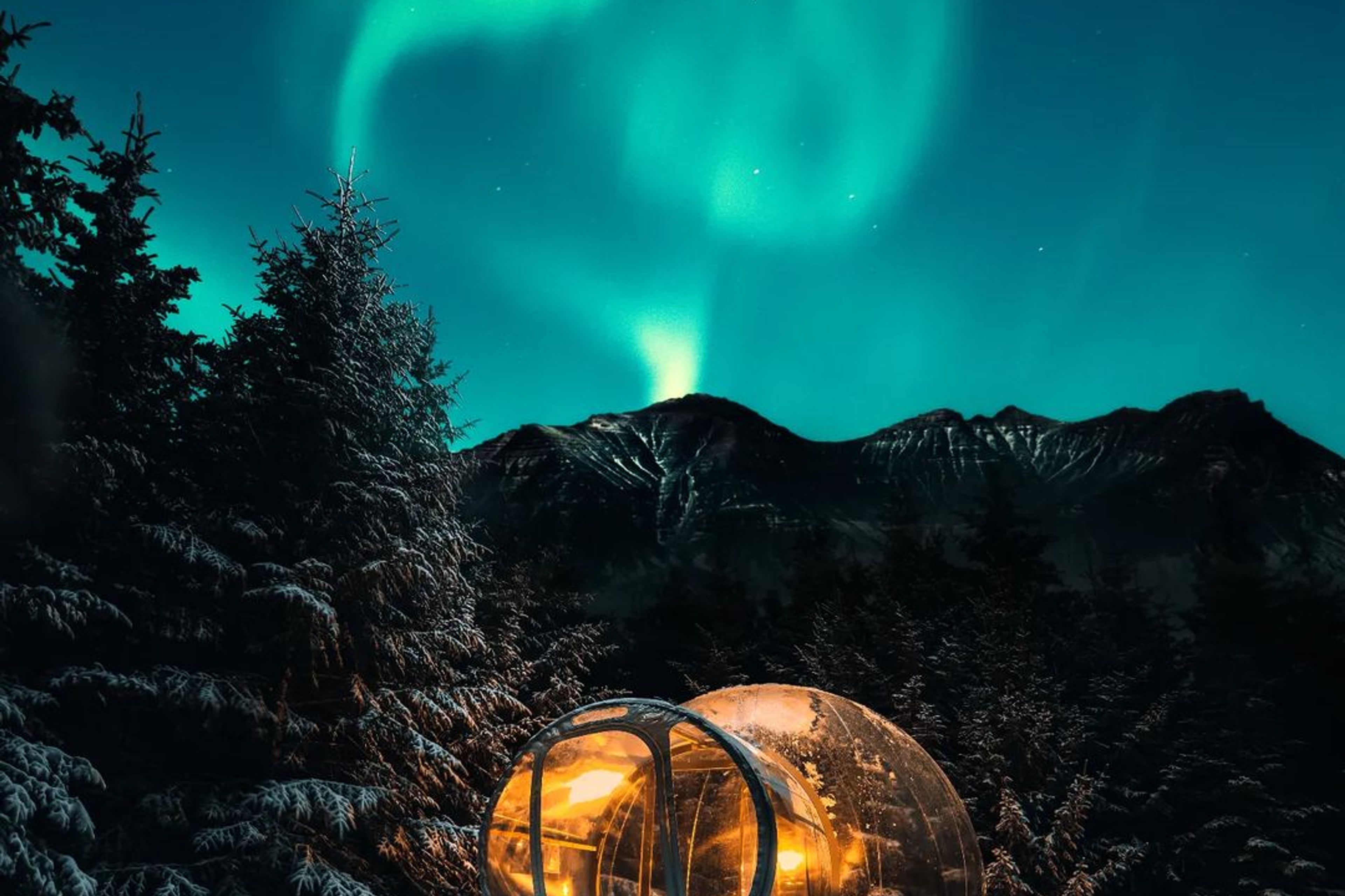 bed in a bubble where you can sleep to fully enjoy the northern lights and the landscapes of Iceland 