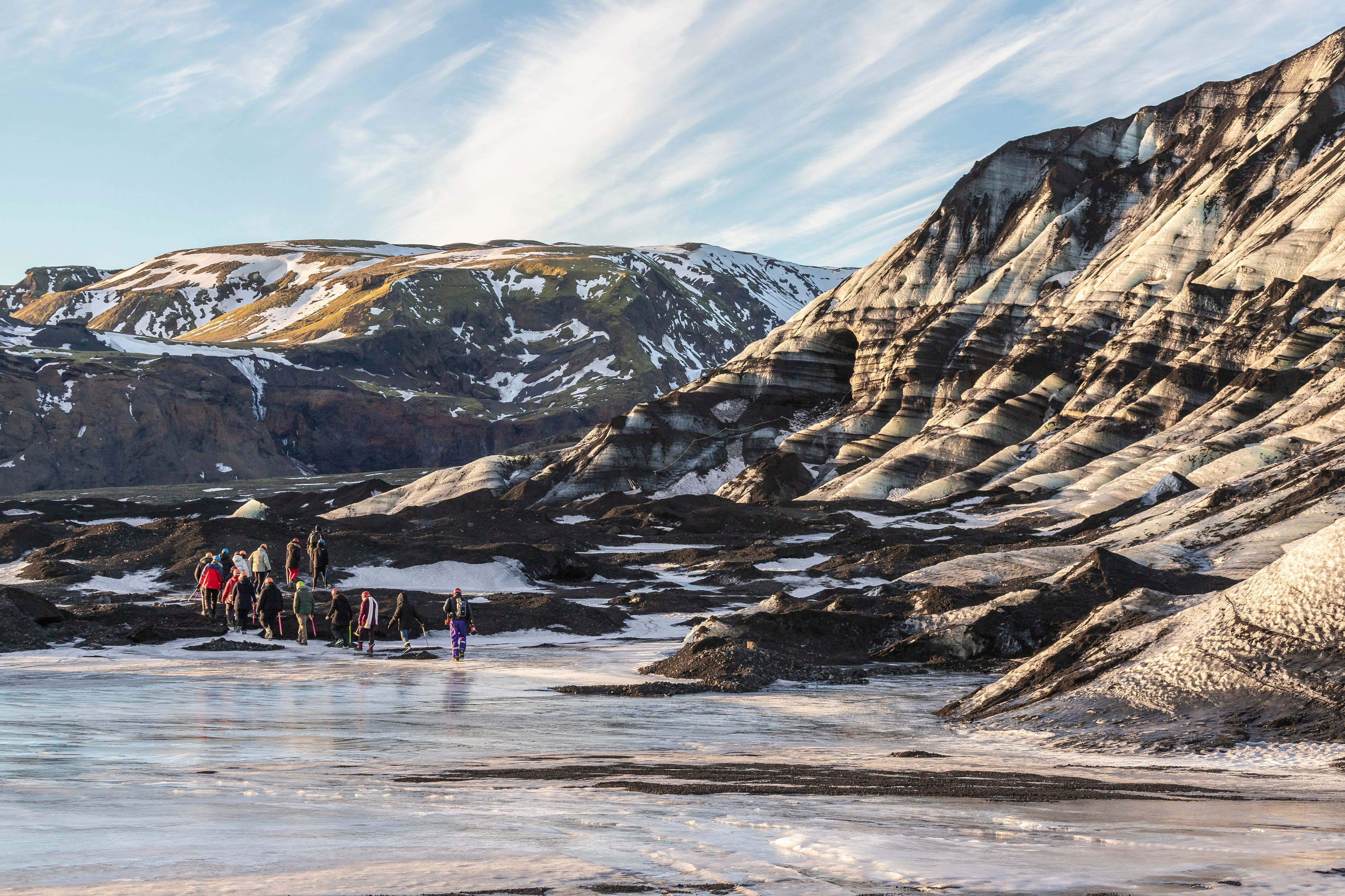 Grupo de gente en un tour que va a la cueva de hielo de Katla