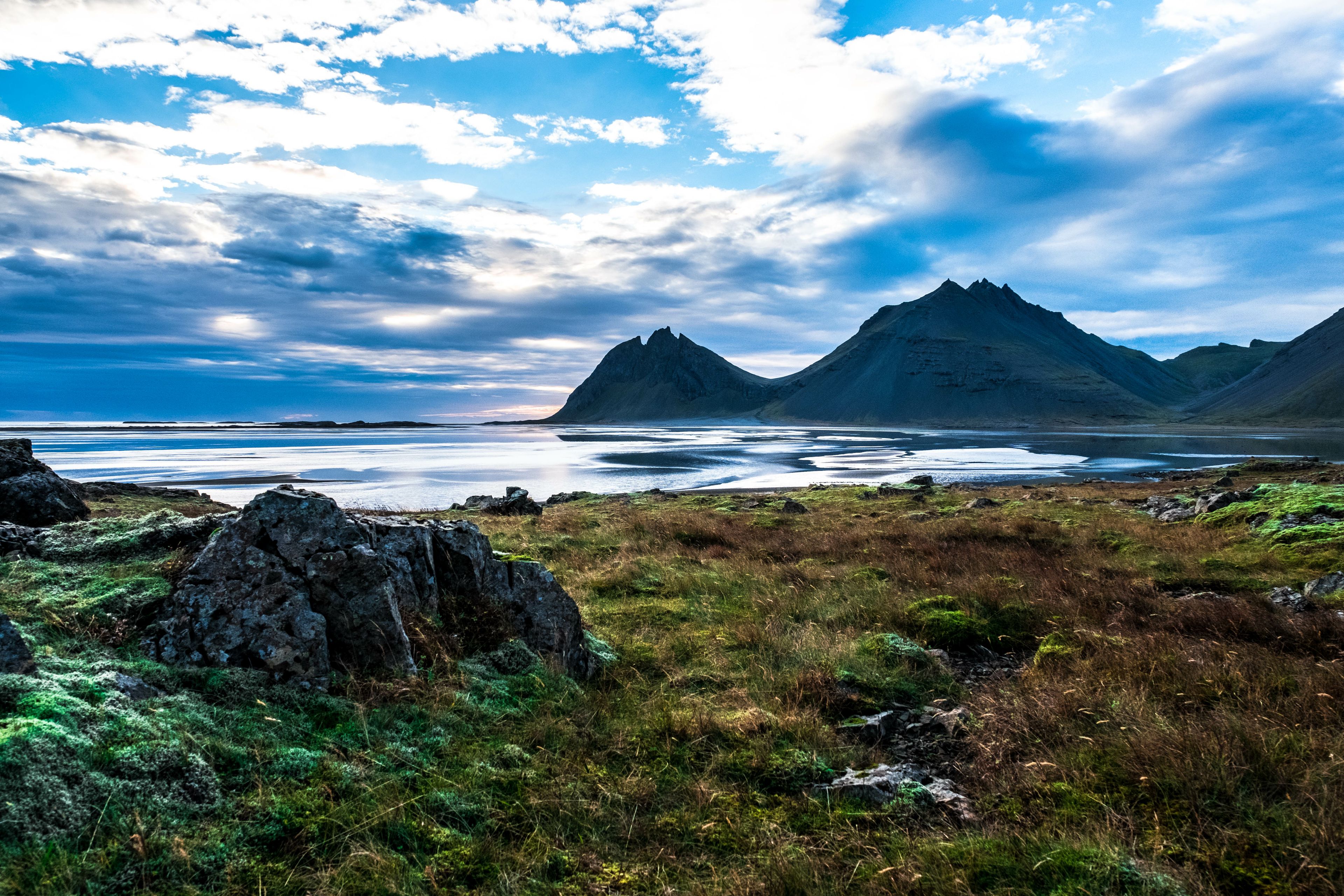 Lago y montañas en el este de Islandia