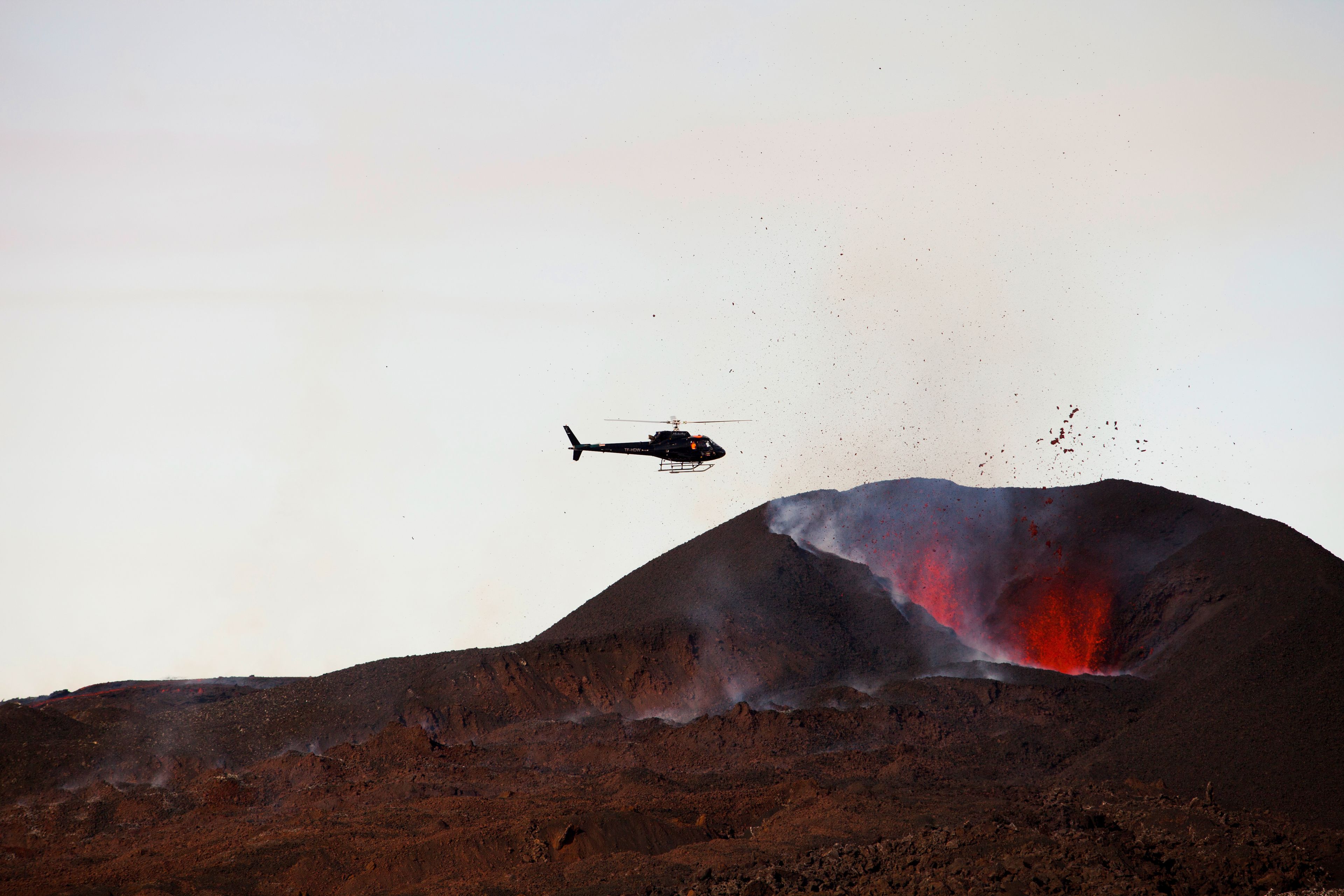 Helicoptero sobrevolando un volcán en Islandia