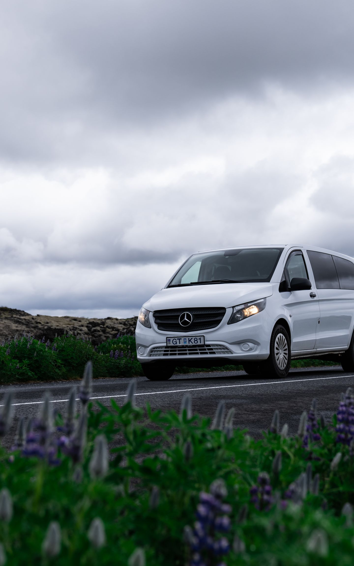 Un coche de alquiler minivan que ofrece viajes cómodos y espaciosos a través de los impresionantes paisajes de Islandia.