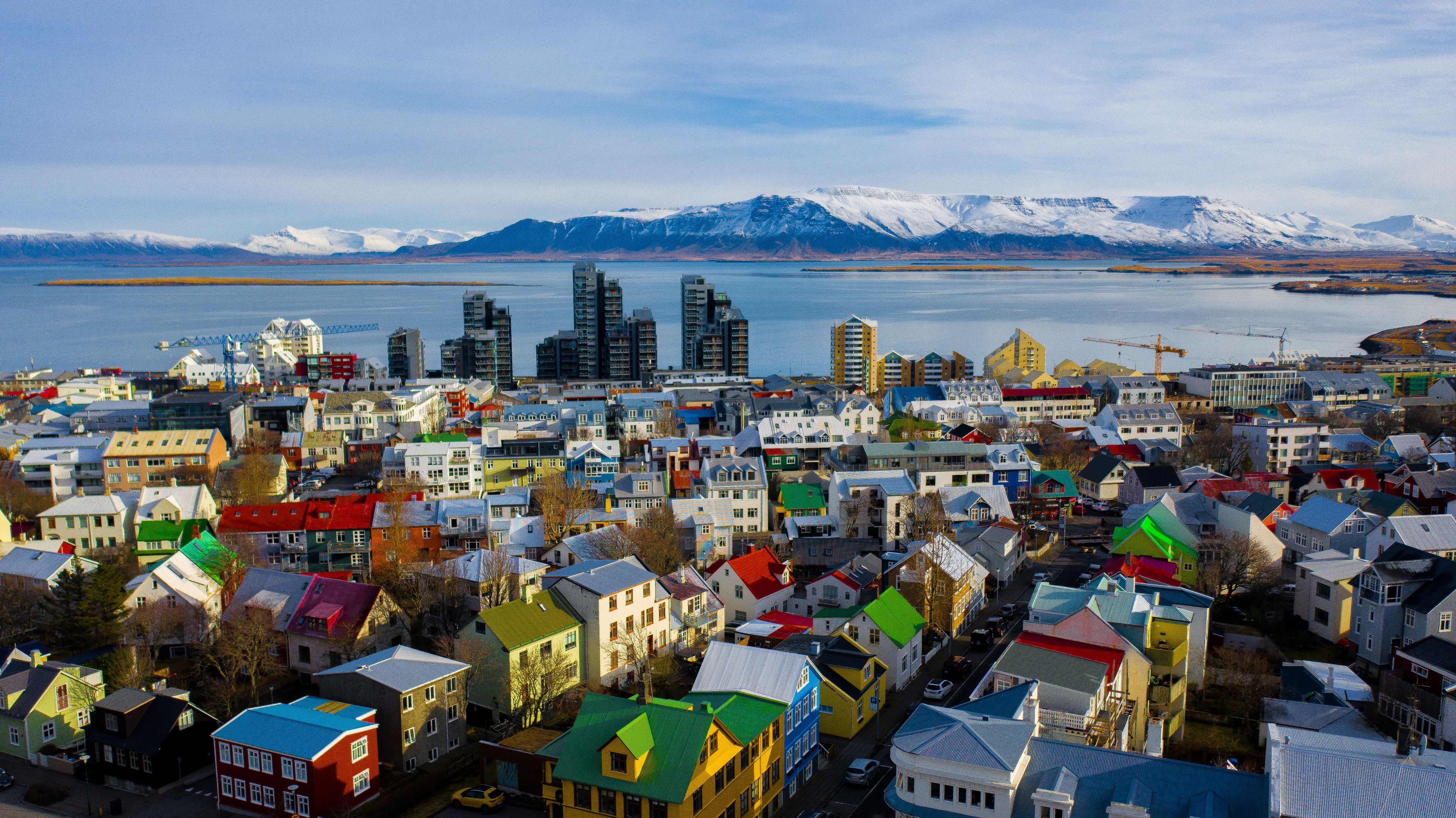 Vista aérea de Reykjavik con las montañas nevadas de fondo