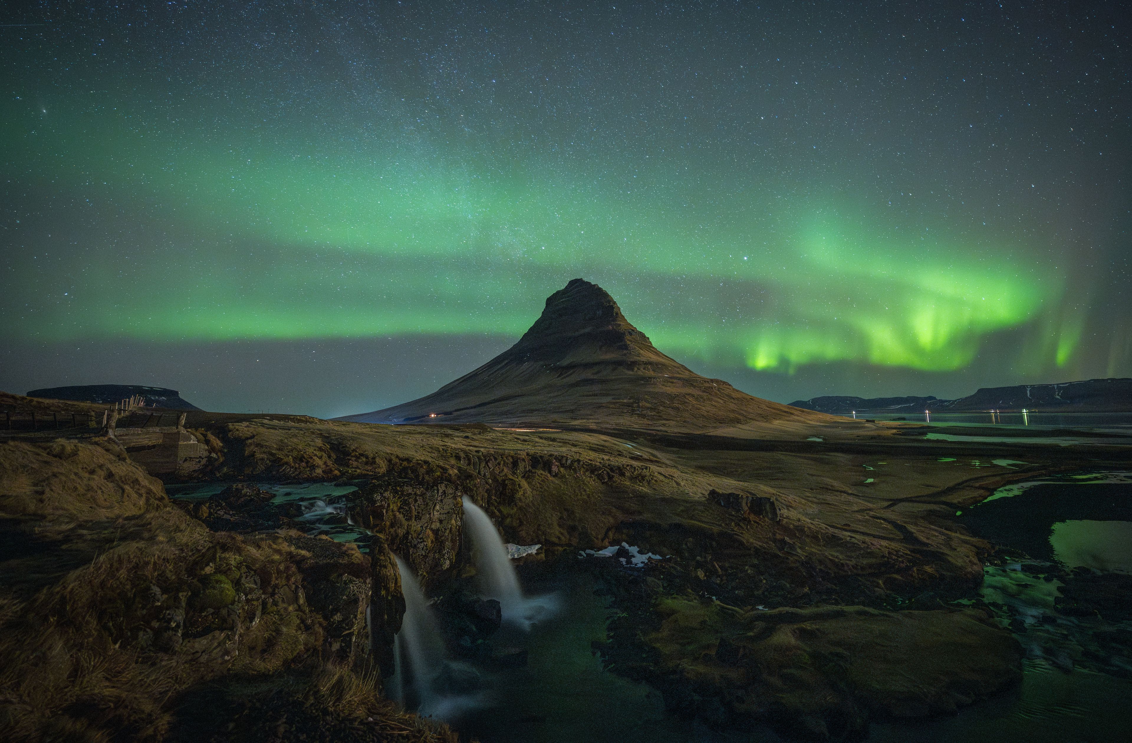 Montaña Kirkjufell con las auroras boreales en el cielo