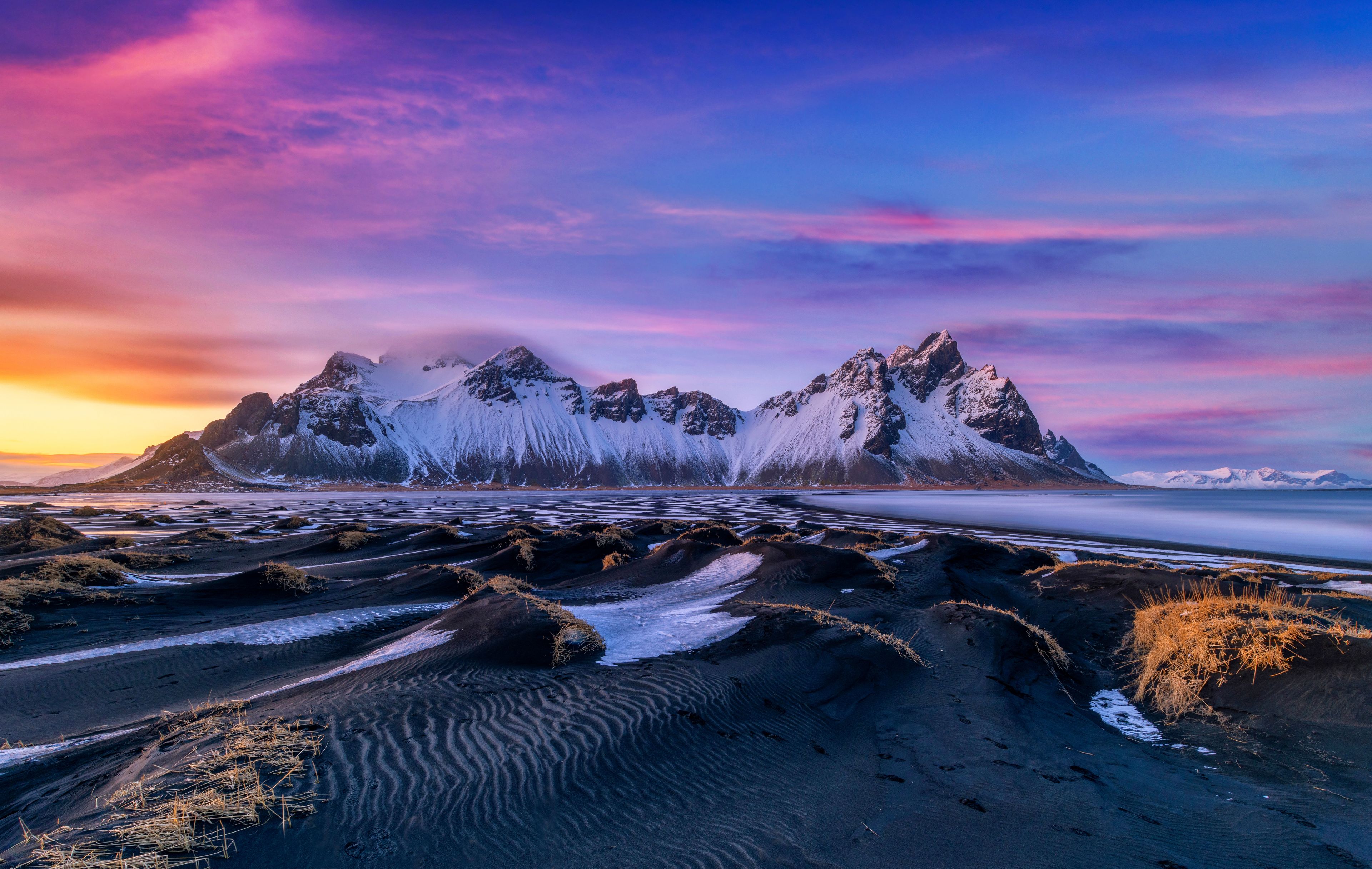 Montañas nevadas al amanecer en Islandia