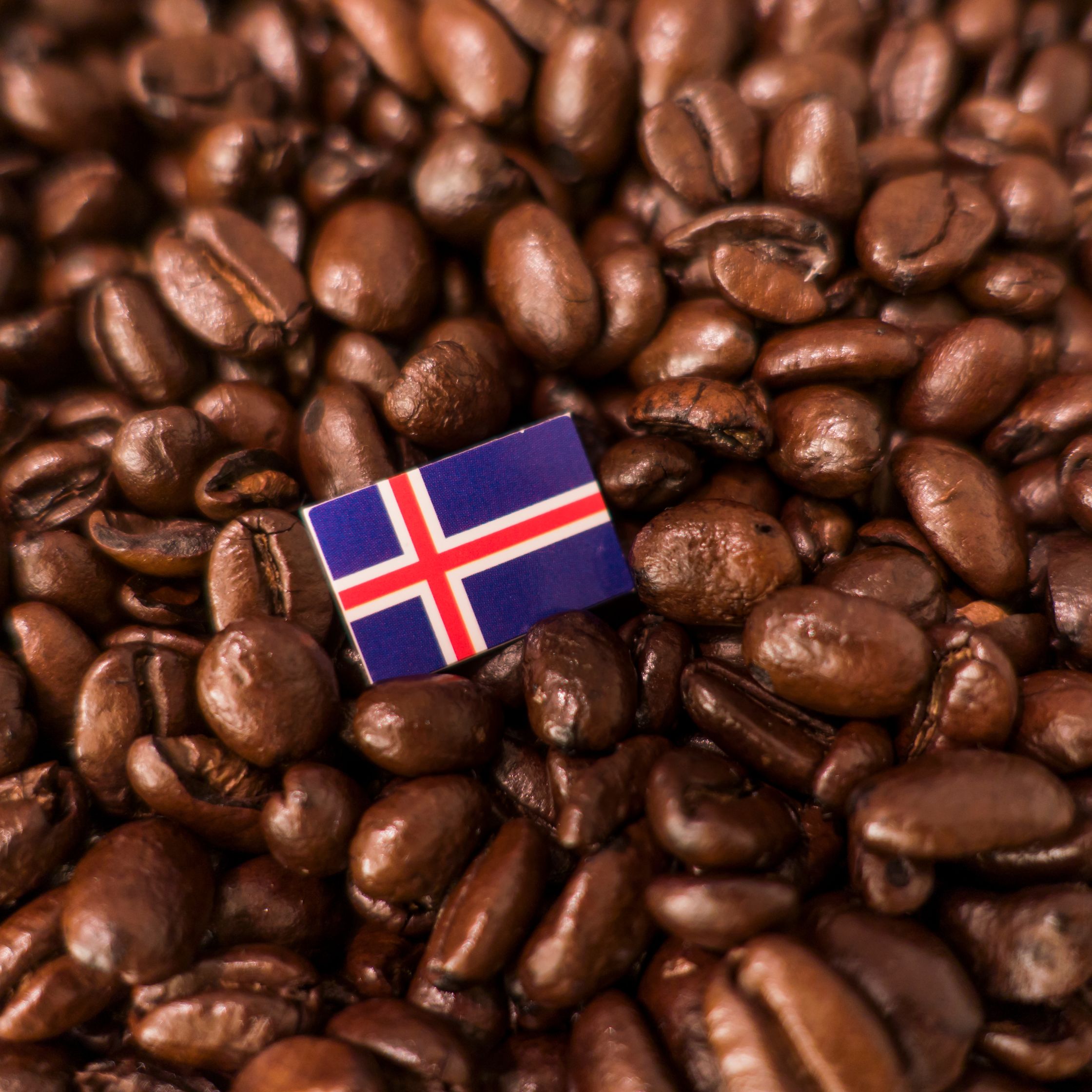 Coffee beans and Iceland's flag in the middle