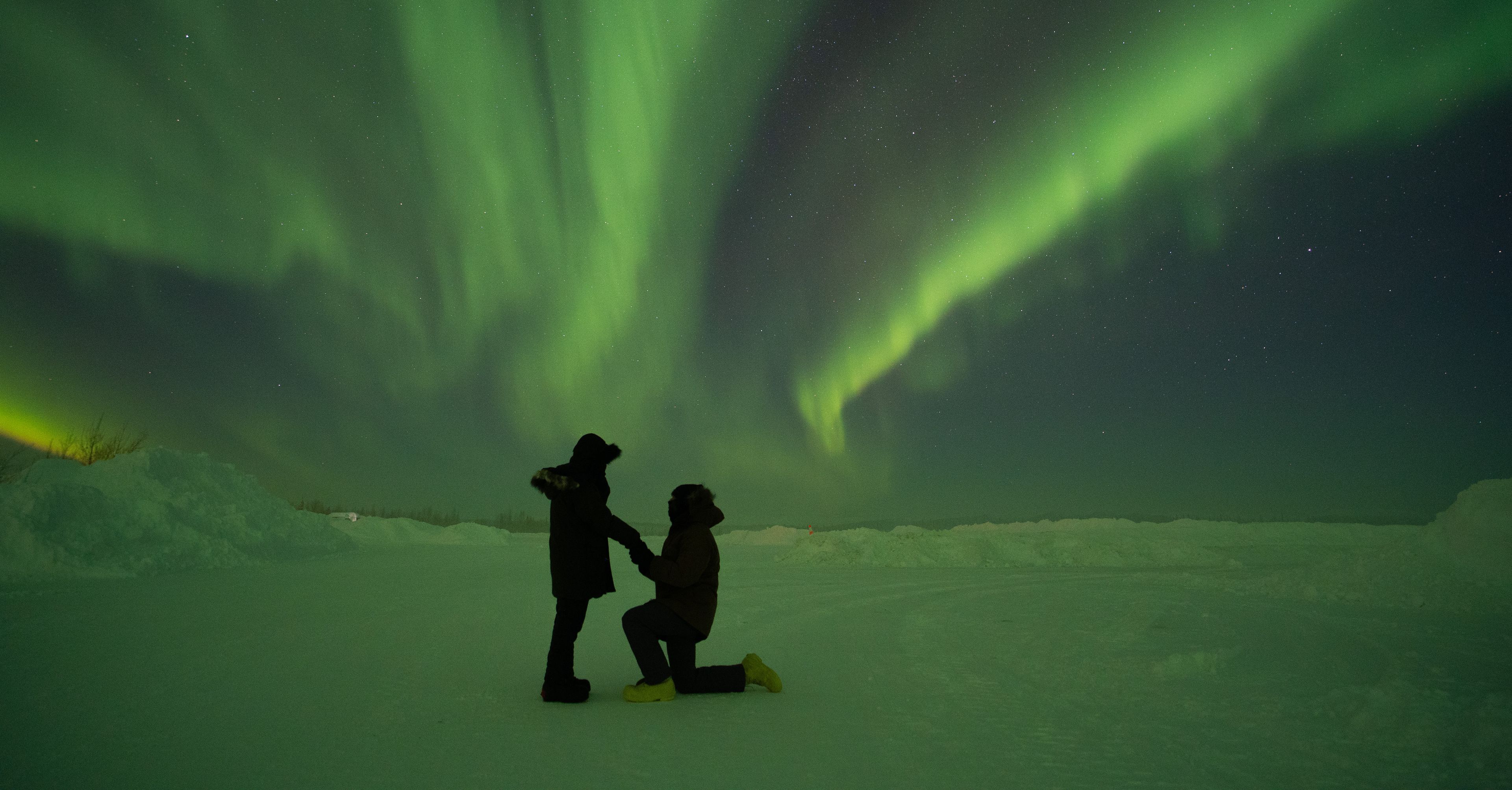 Fabulous wedding proposal in the middle of the magnetic northern lights of Iceland 