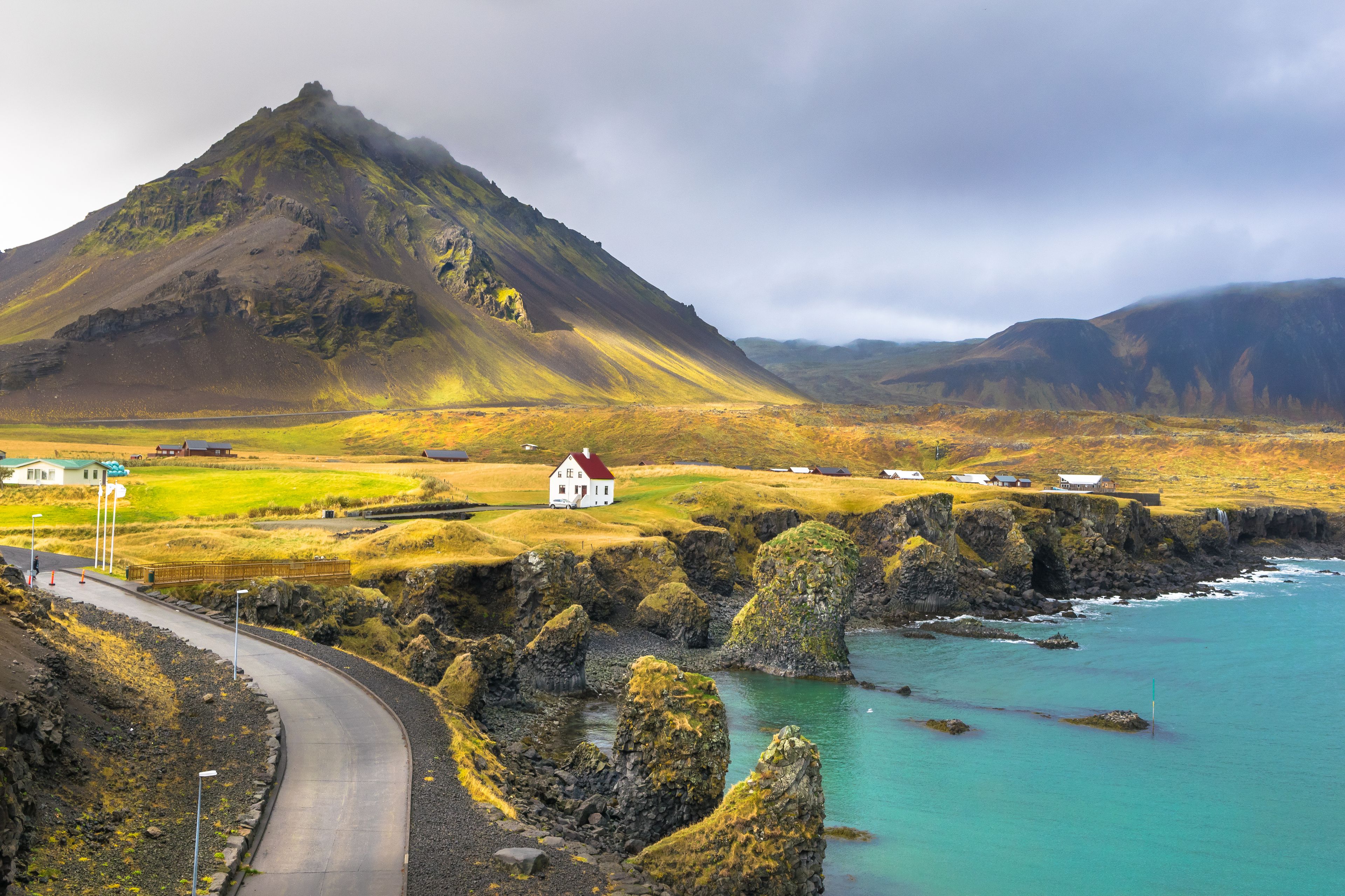 El pueblo pesquero de Arnarstapi en la Península de Snaefellsnes, Islandia