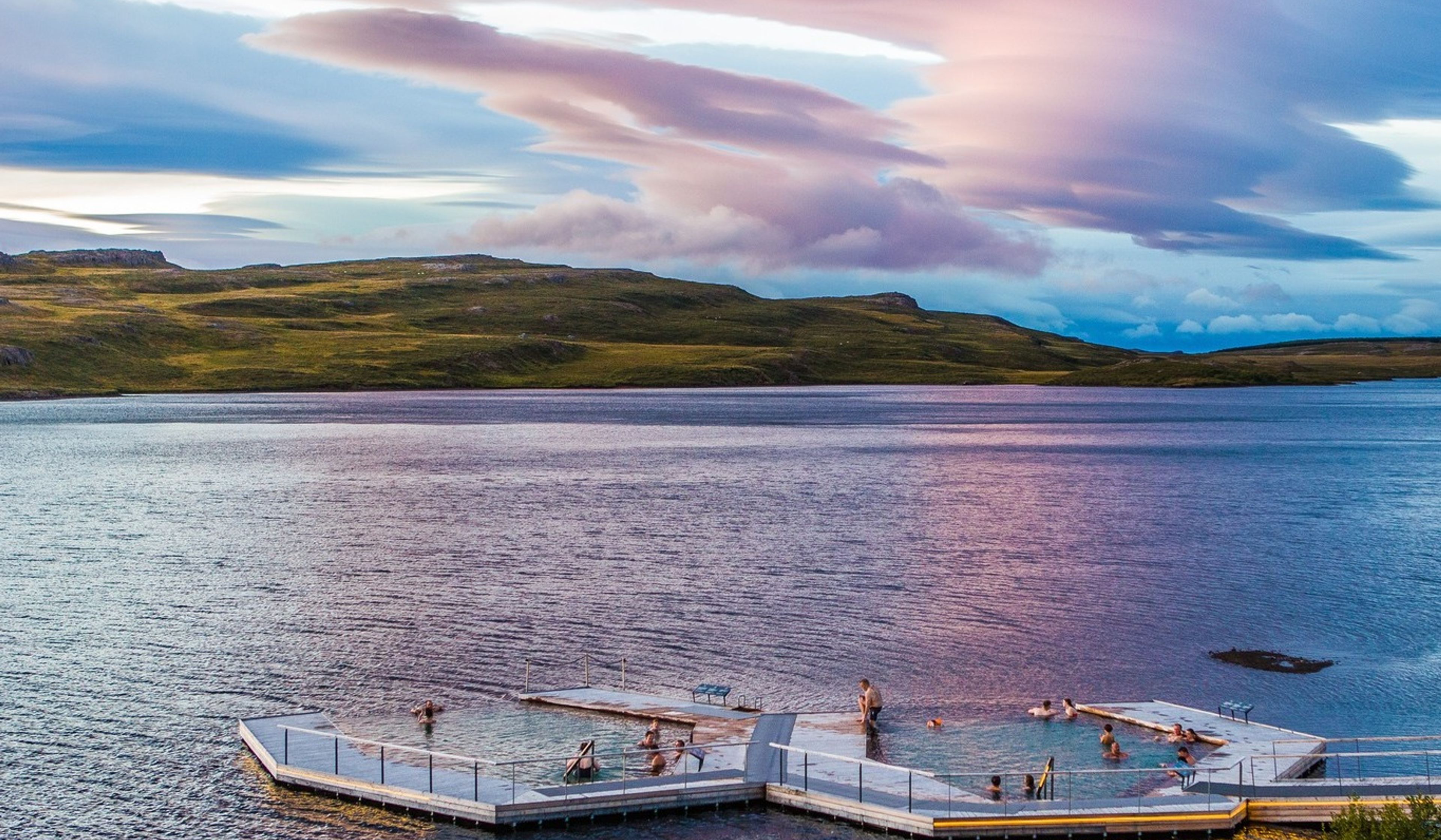 Vök Baths al atardecer