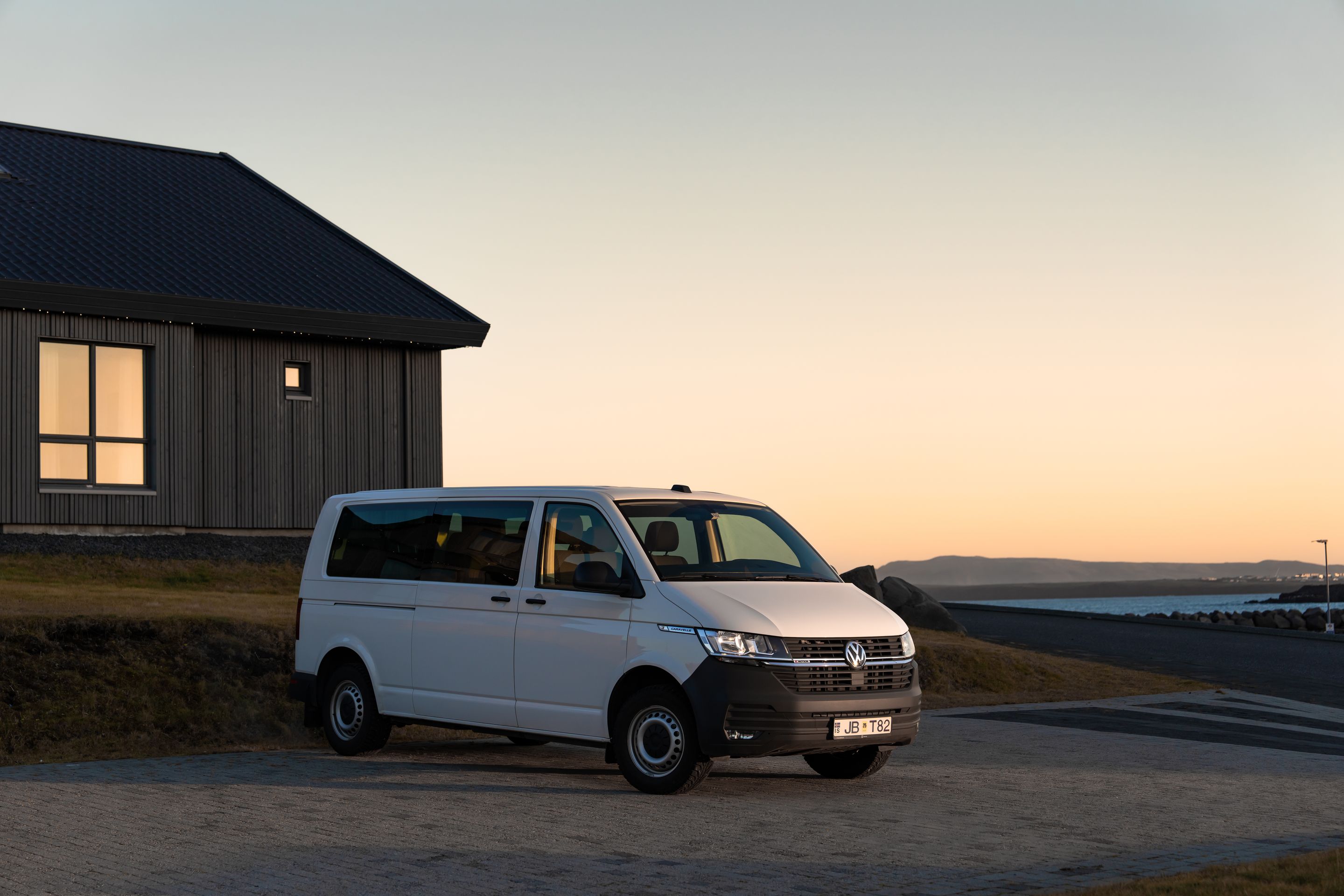 Un coche de alquiler minivan que ofrece viajes cómodos y espaciosos a través de los impresionantes paisajes de Islandia.