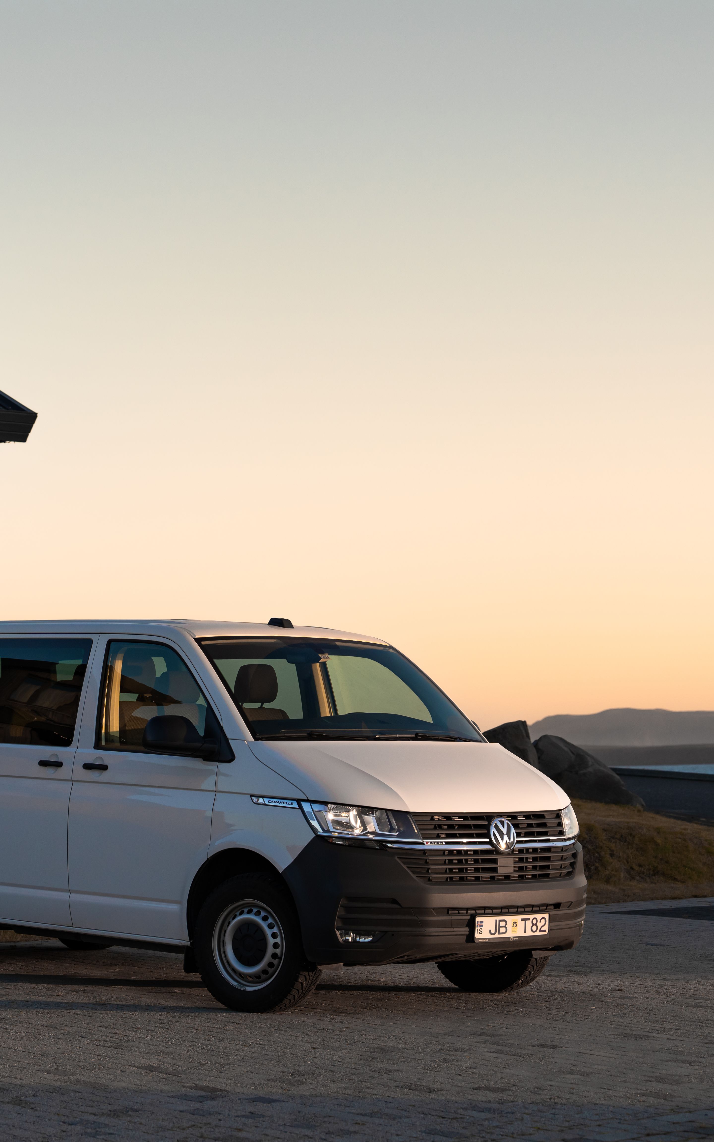 Une voiture de location de minibus offrant des voyages confortables et spacieux à travers les paysages à couper le souffle de l’Islande.