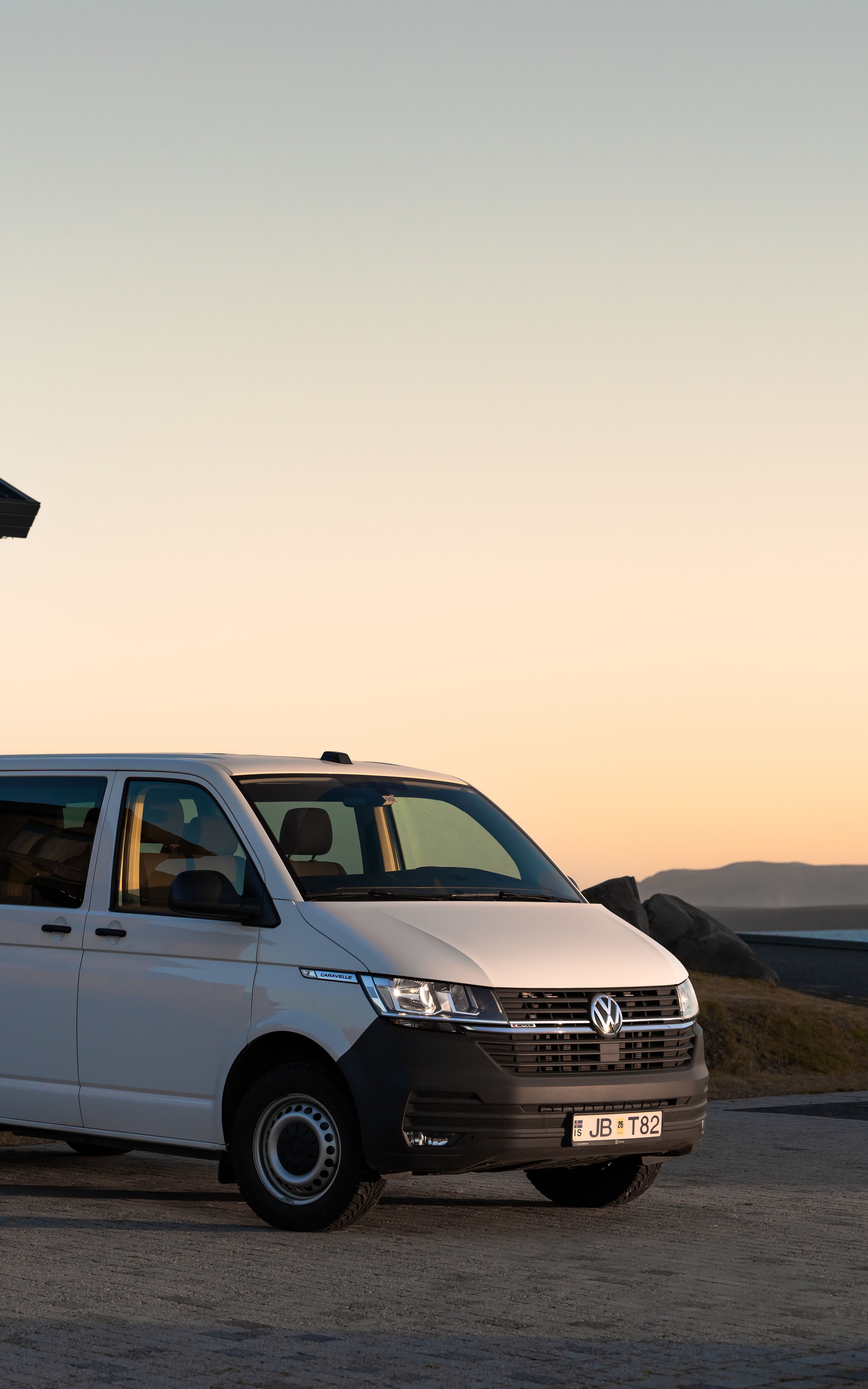 一辆迷你货车租赁汽车，为您提供舒适宽敞的旅行，穿越冰岛令人叹为观止的风景。