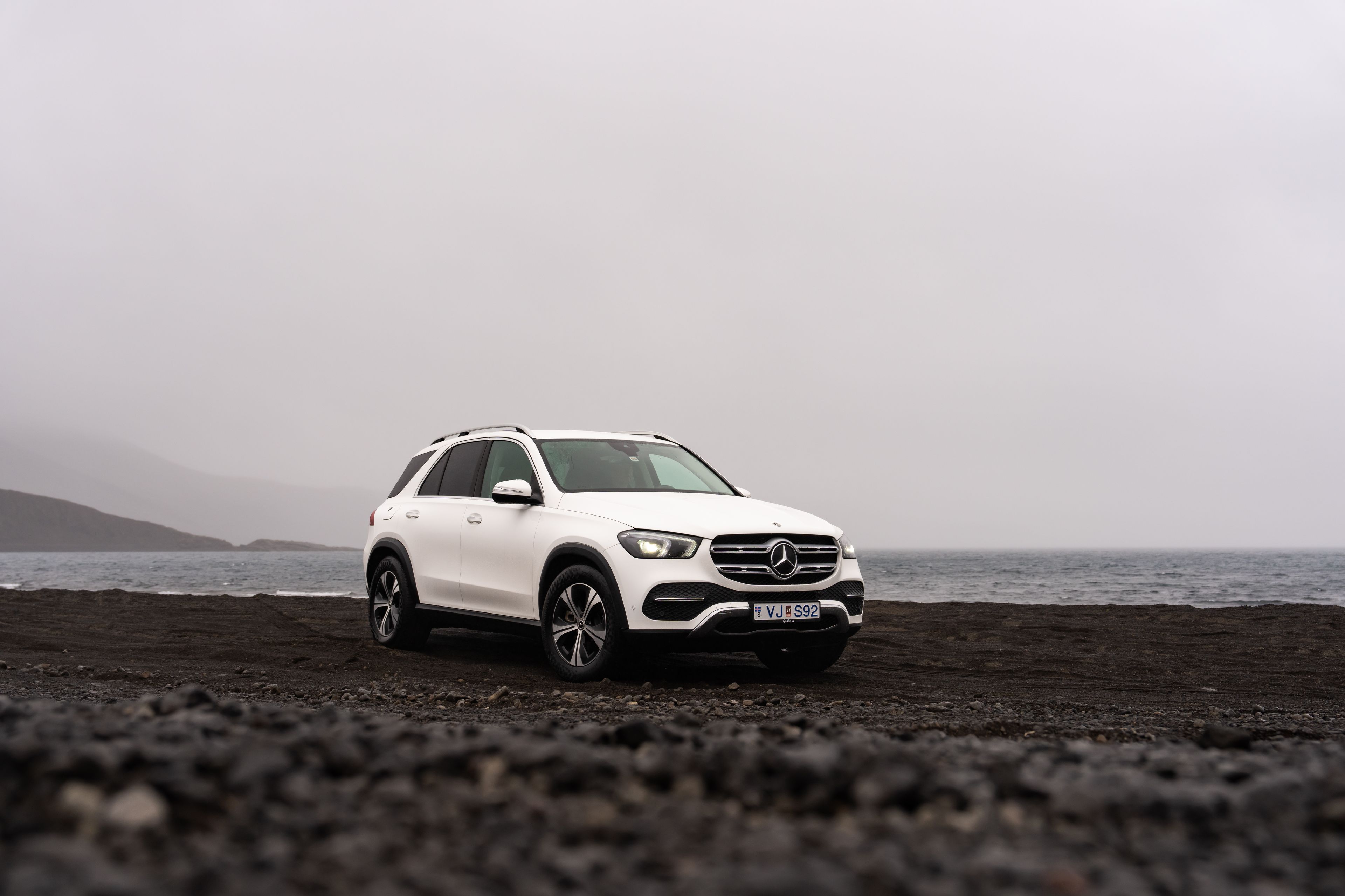 Mercedes Benz GLE branco estacionado.