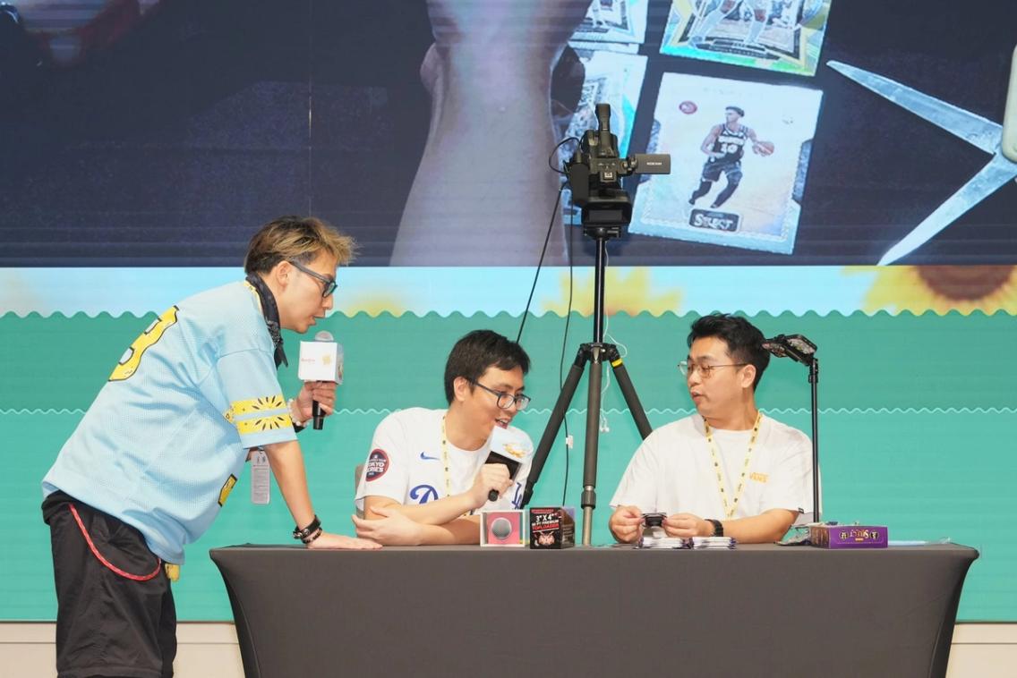 A collector talk and live card-breaking session on the Grade10 stage.