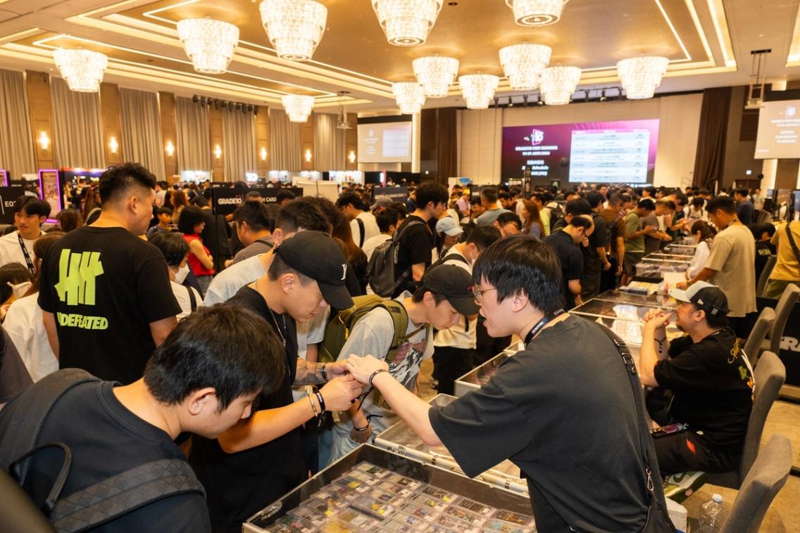 Collectors crowding the display cases on the packed Grade10 FEST Summer 2026 show floor at Hopewell Hotel, Wan Chai.