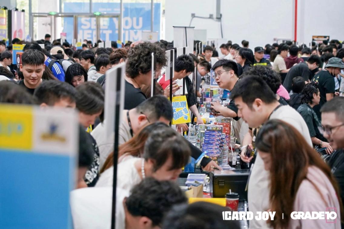 Collectors crowding the trading tables at the CARDJOY x Grade10 show.