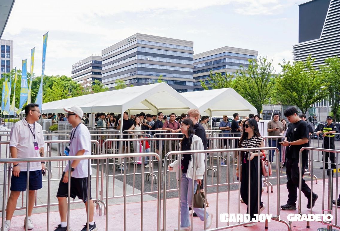 Visitors queueing at the entrance tents outside the CARDJOY x Grade10 Shanghai venue.