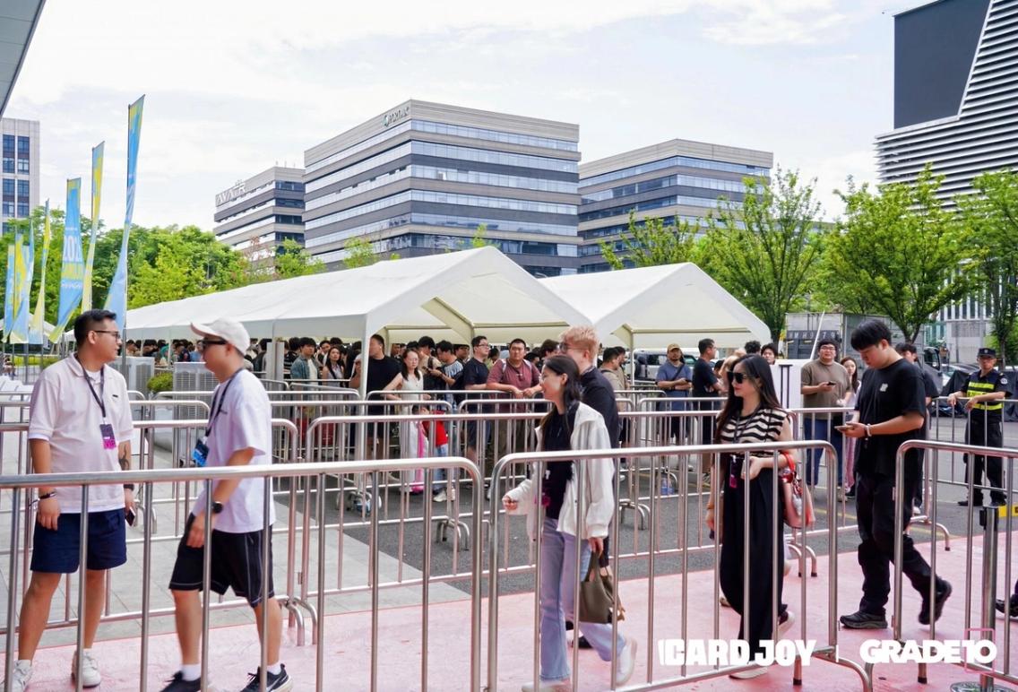 Visitors queueing at the entrance tents outside the CARDJOY x Grade10 Shanghai venue.